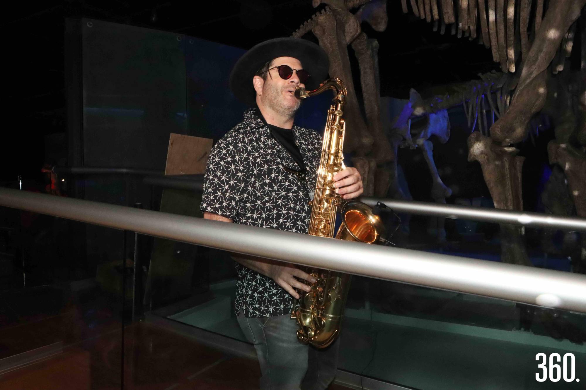 $!El saxofonista Mauricio González acompañó al DJ en el Pabellón 3, La Era del Hielo.