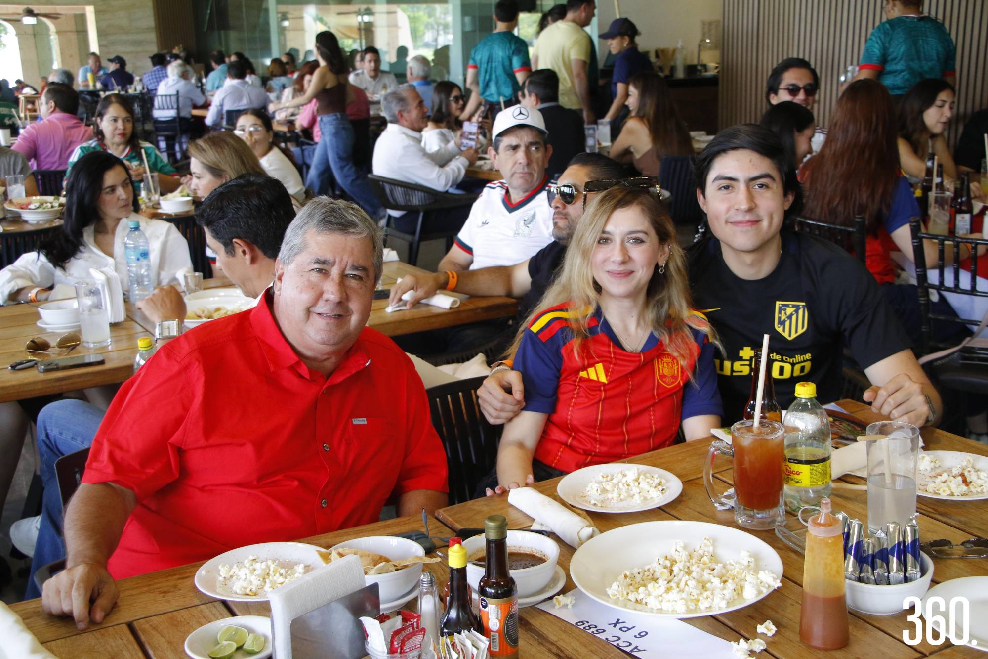 $!Mario y Renata Ocampo con Marcelo Vives.