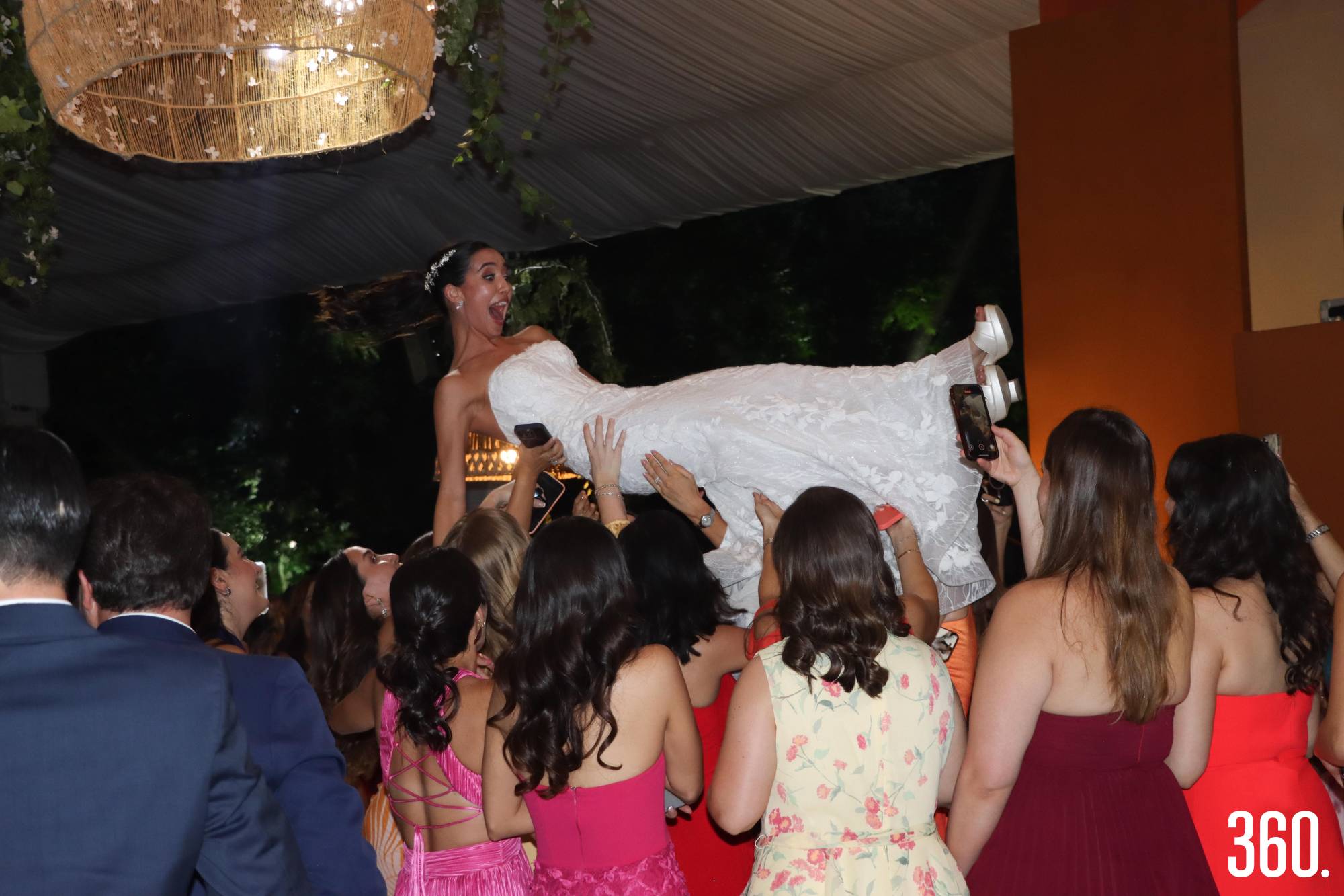 $!Durante la celebración, ¡los novios terminaron en el aire!