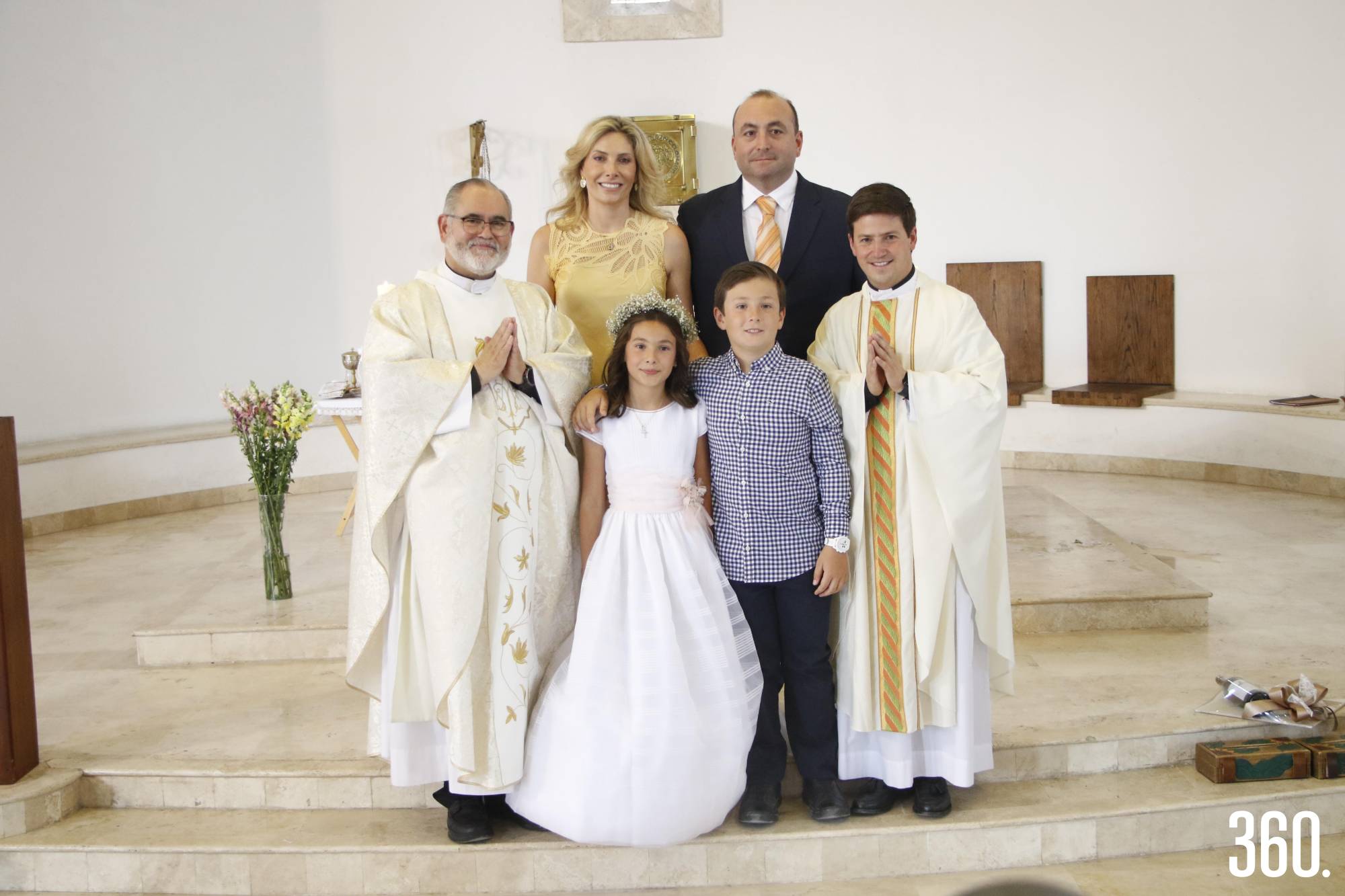 $!Sofía con el P. Fernando Enrique Torres, el P. Michel Errecart, sus padres, Sofía Mendel, Luis Gutiérrez y su hermano, Andrés Gutiérrez.