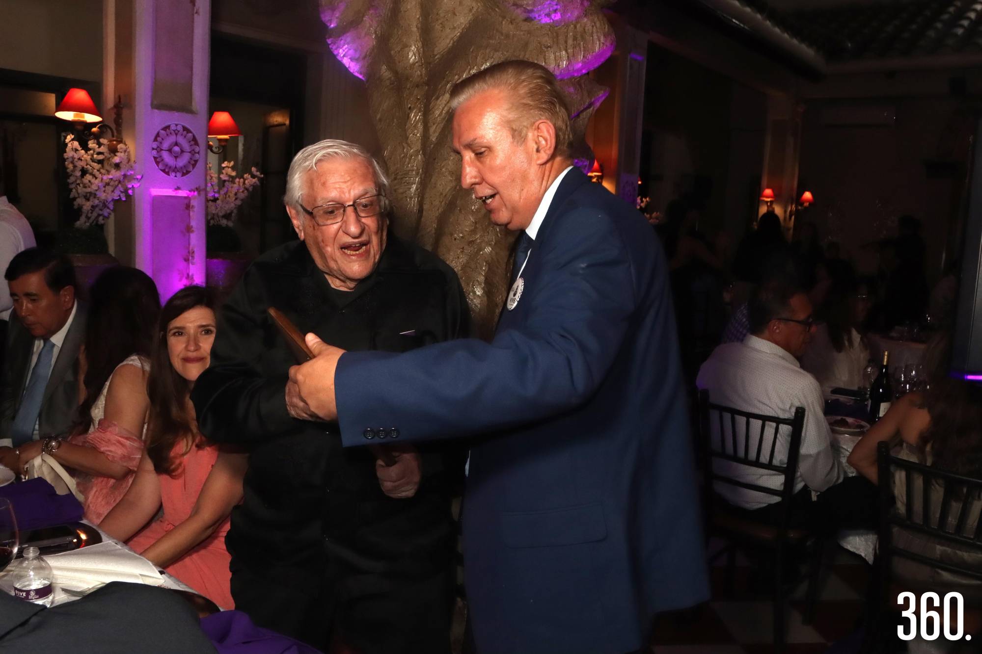 $!Armando Fuentes recibe una réplica de su reconocimiento de manos de Humberto Ruiz.