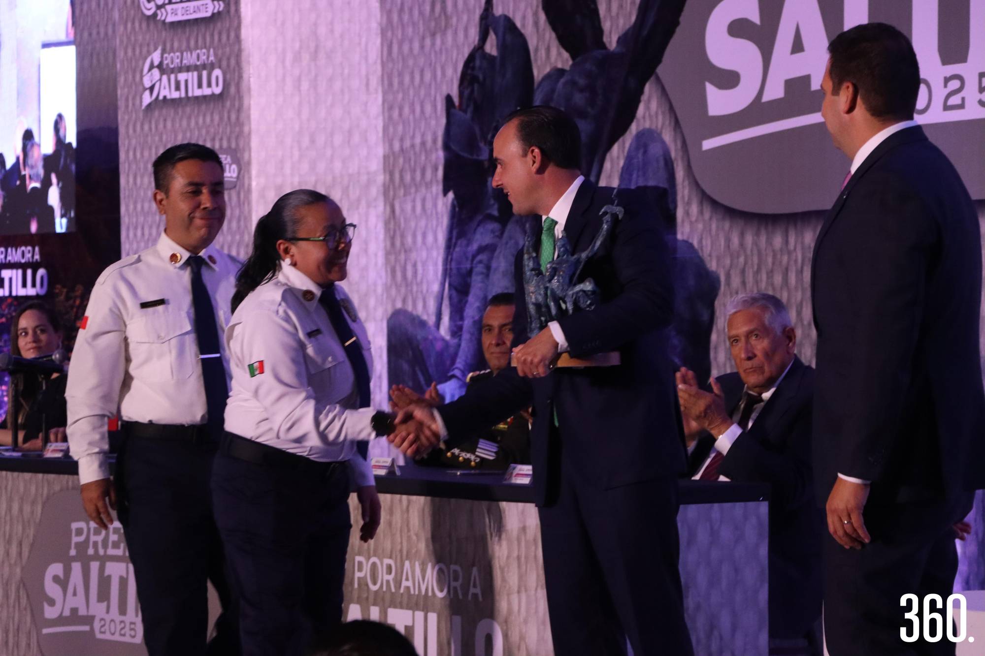 $!Julio César Medrano y Gisela Fuentes recibieron la Presea Saltillo en nombre de los bomberos.