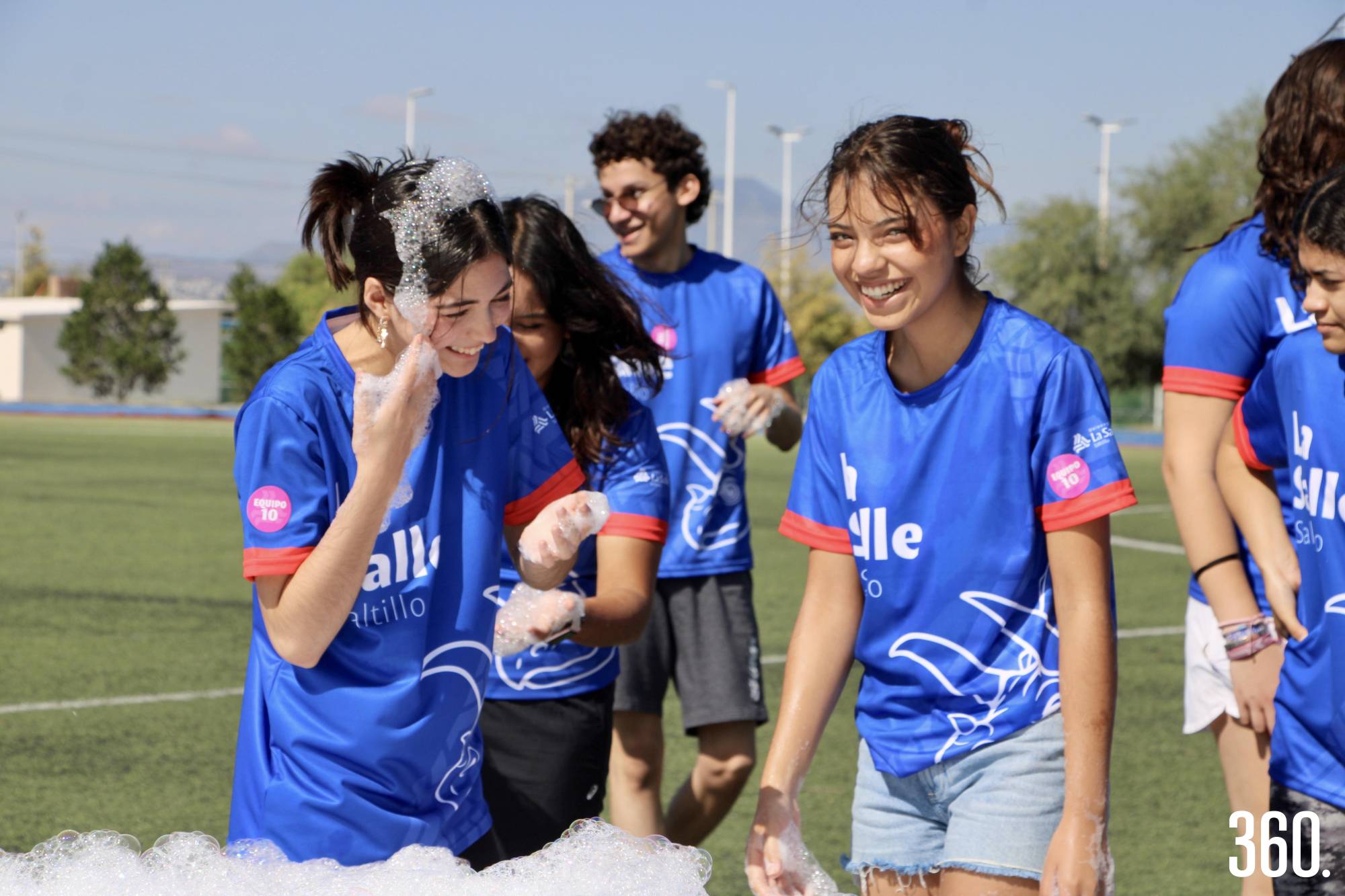 $!Alumnas disfrutando del juego de espuma.