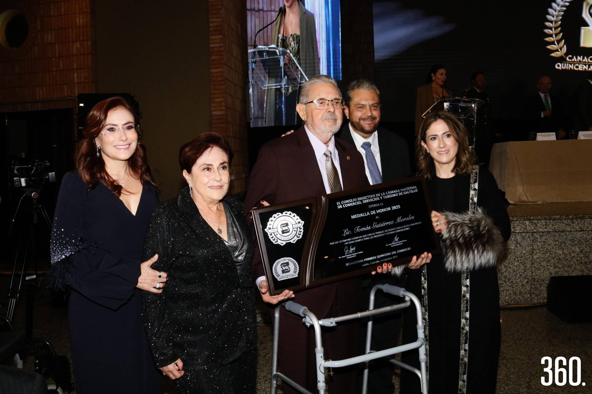 $!Don Tomas Gutiérrez recibió la Medalla de Honor Canaco acompañado por su esposa Patricia Merino y sus hijos.
