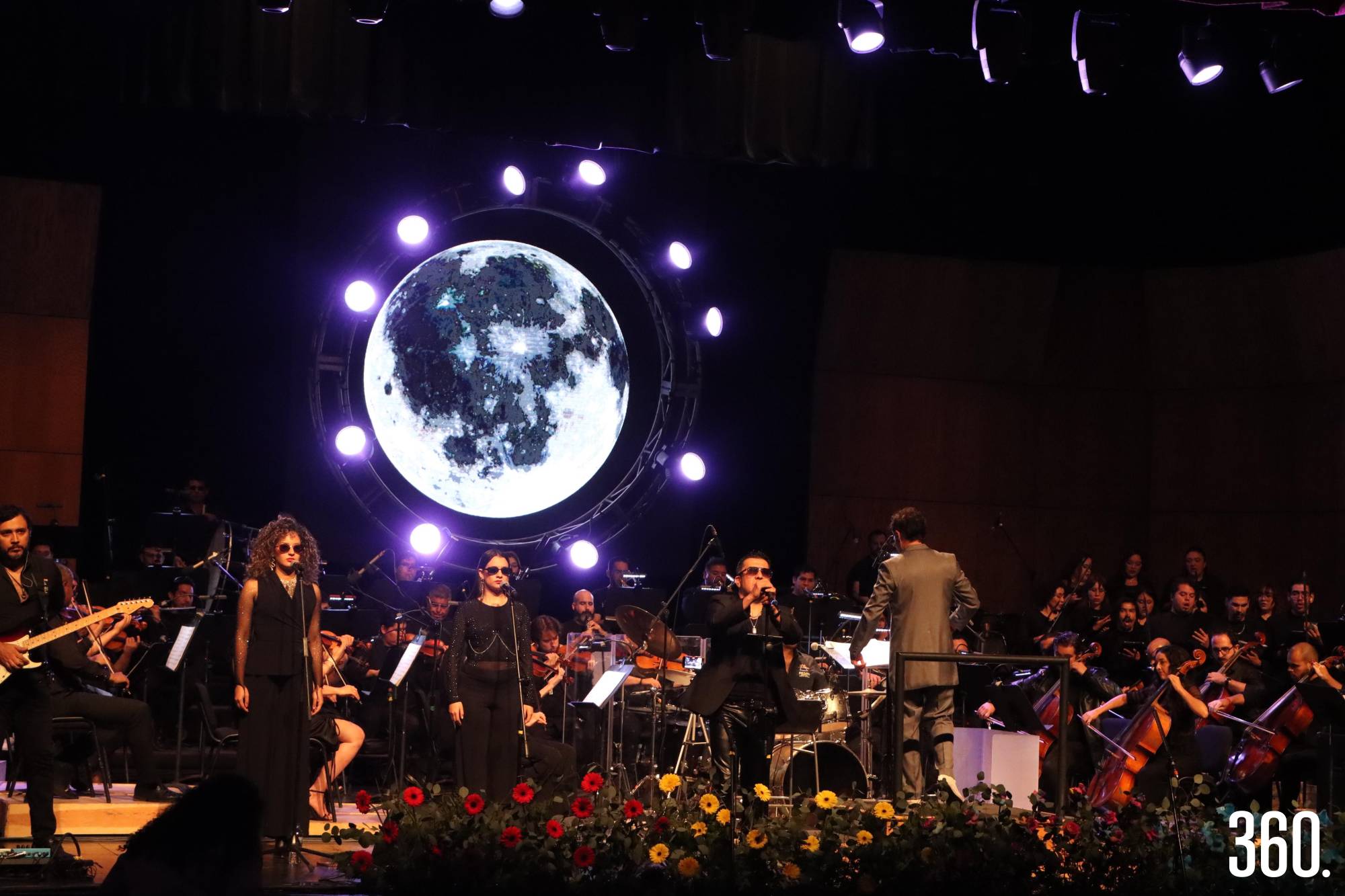 $!La Orquesta Filarmónica del Desierto de Coahuila colaboró con la banda veracruzana ‘Inside of the moon’, el Coro Voces de México y el Coro del Instituto Vivir.