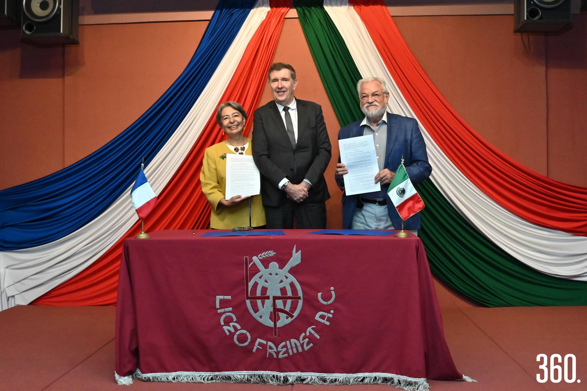 $!Aurora Bustillos Garfias, M. Pierre Raynaud y Héctor Poblette Miranda en la firma del convenio de colaboración que formaliza la alianza entre el Liceo Freinet y la Alianza Francesa de Saltillo.