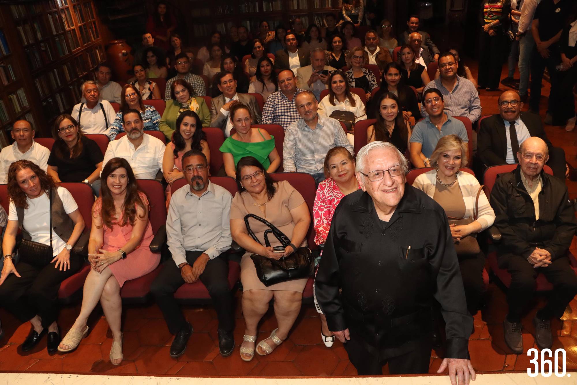 $!Armando Fuentes Aguirre “Catón”, en la casa de Radio Concierto con los asistentes a la cuarta cena maridaje.