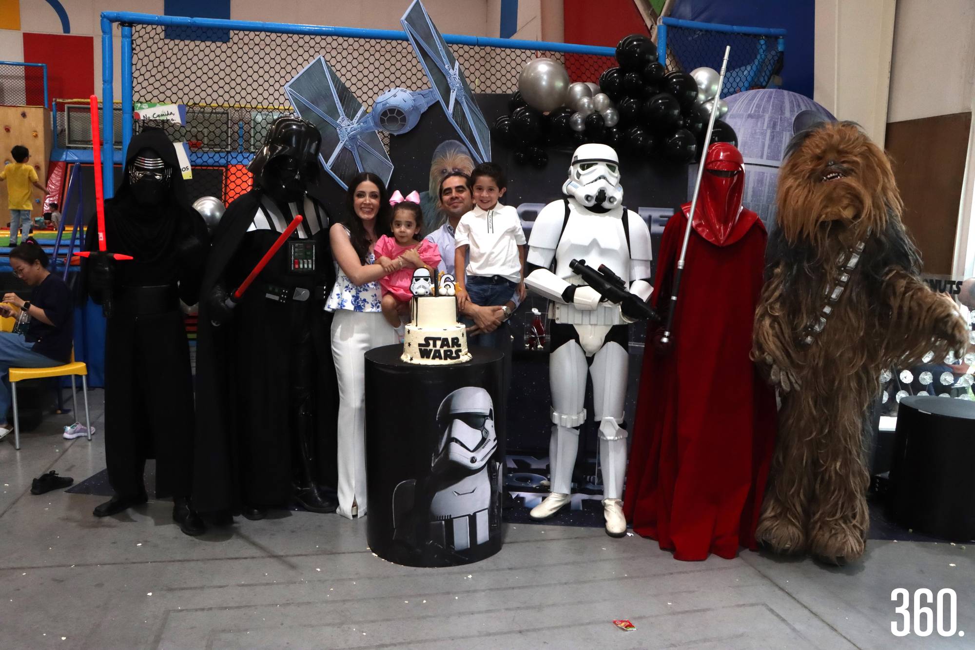 $!Los personajes de Star Wars acompañaron al Jedi Charlie, sus padres y su hermana María José.
