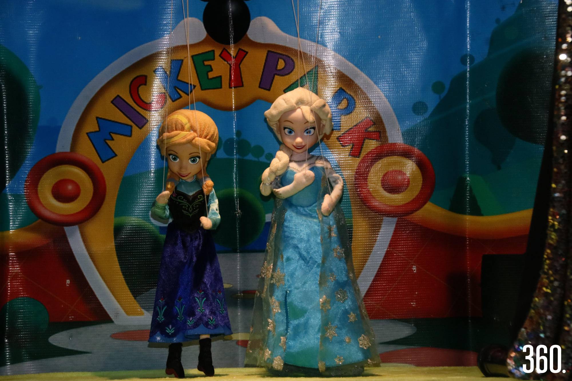 $!Las marionetas presentaron a los personajes de las películas de Disney, sin faltar las princesas Elsa y Anna de Frozen.