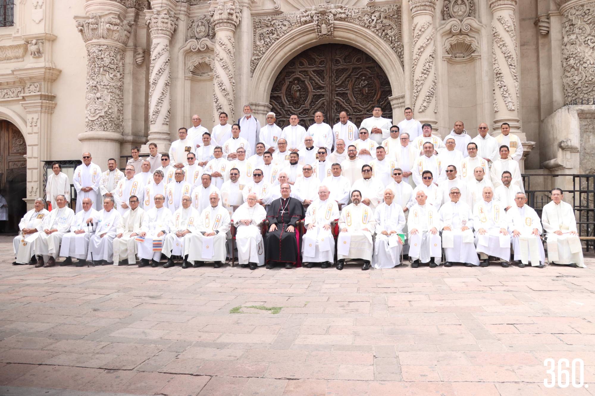$!El Fraile Raúl Vera, el Obispo Hilario González y el Padre Manuel Pachicano junto a los sacerdotes invitados a la celebración.
