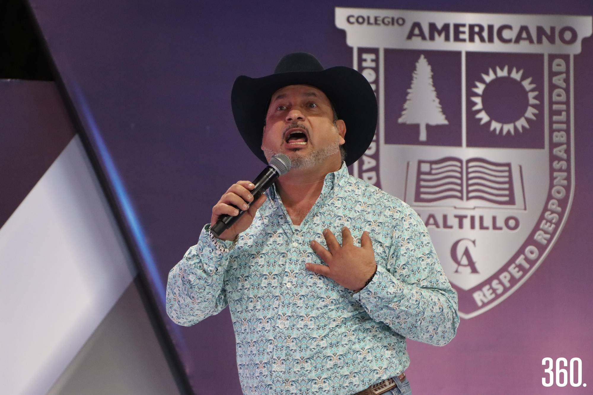 $!El comediante de San Nicoranch Hernán “El Potro”, presentó su show para festejar a los padres en su día.
