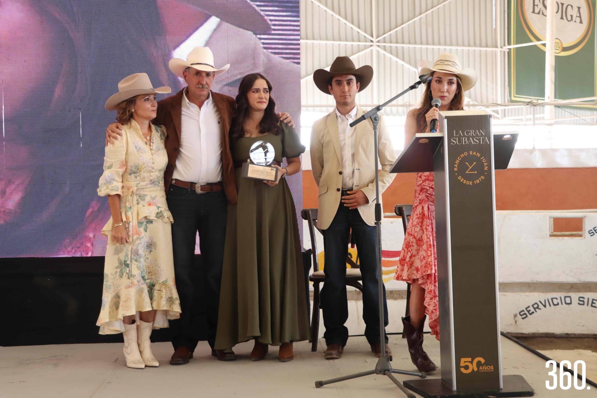 $!Reconocimiento a Bernardo López por parte de sus hijos y esposa.