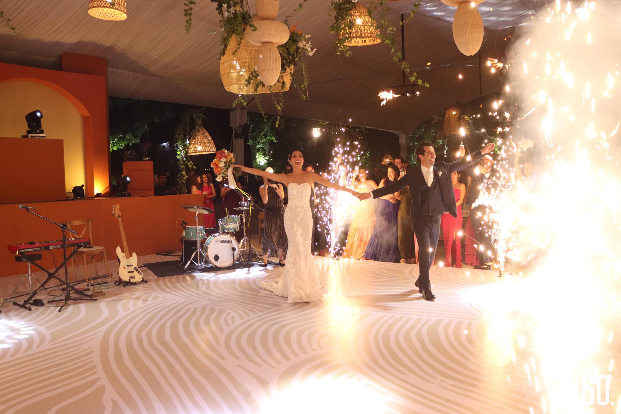 $!Los novios hicieron su gran entrada en la pista de baile.