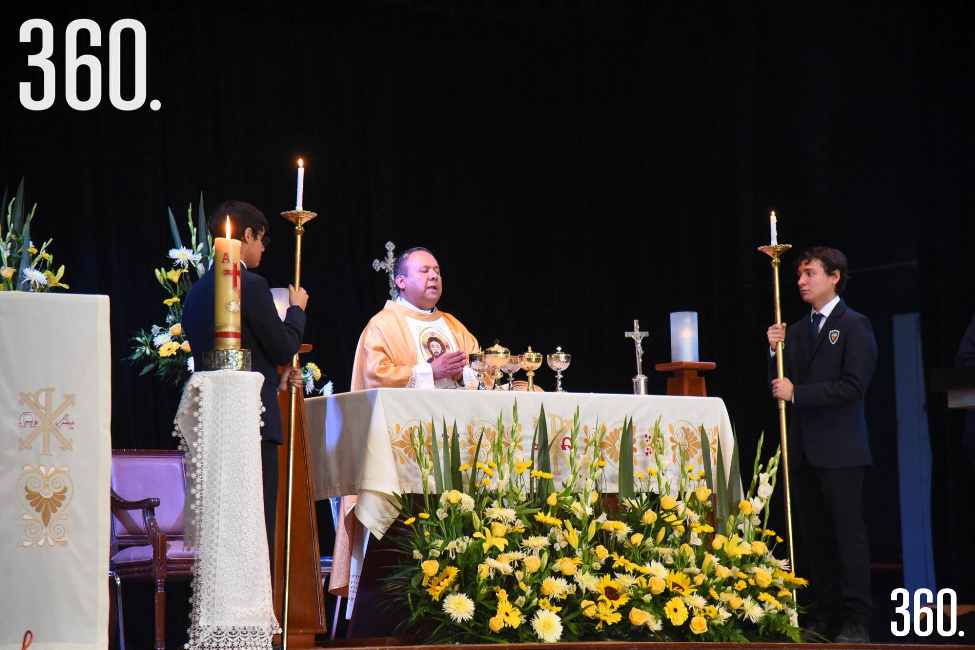 $!El Pbro. Fermín Parra ofició la Eucaristía.
