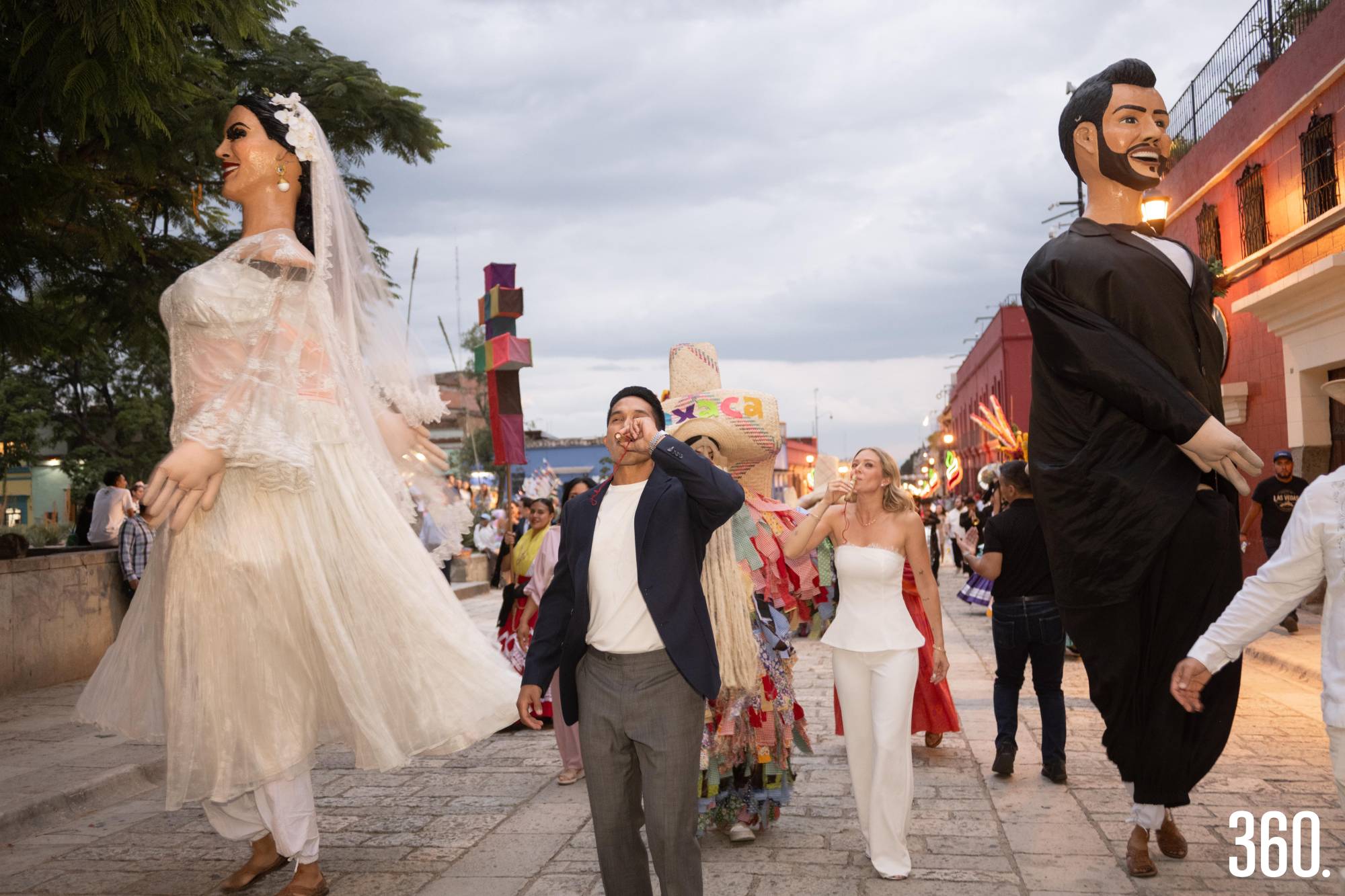 $!Una calenda por las calles de Oaxaca marcó el inicio de los festejos previos a la boda de Patricia y Carlos.