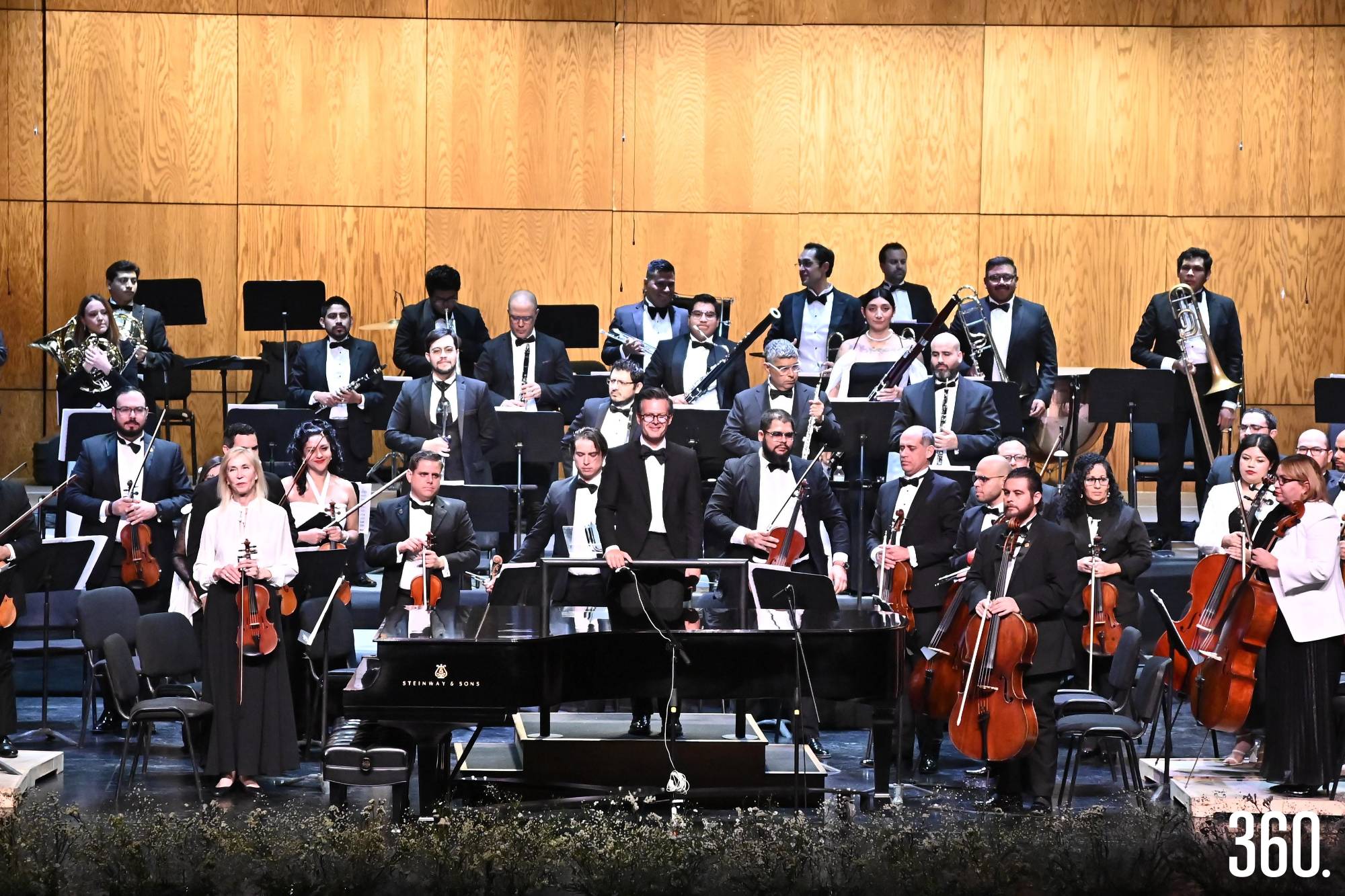 $!La Orquesta Filarmónica del Desierto de Coahuila durante la gala con la que inauguró su Temporada 2026 en el Teatro de la Ciudad Fernando Soler.