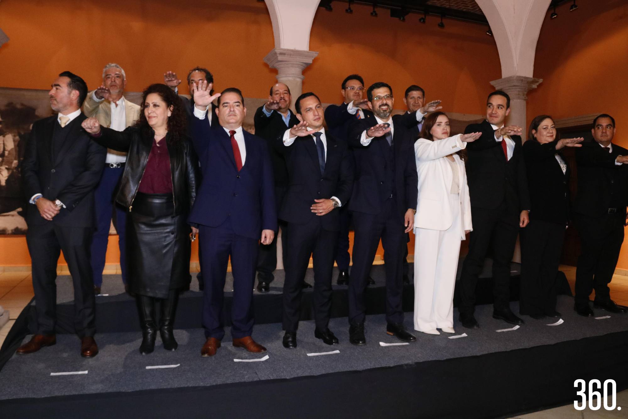 $!Francisco Aguirre Sánchez y los integrantes de la mesa directiva 2026-2028 del Colegio de Notarios Públicos de Coahuila tomaron protesta.