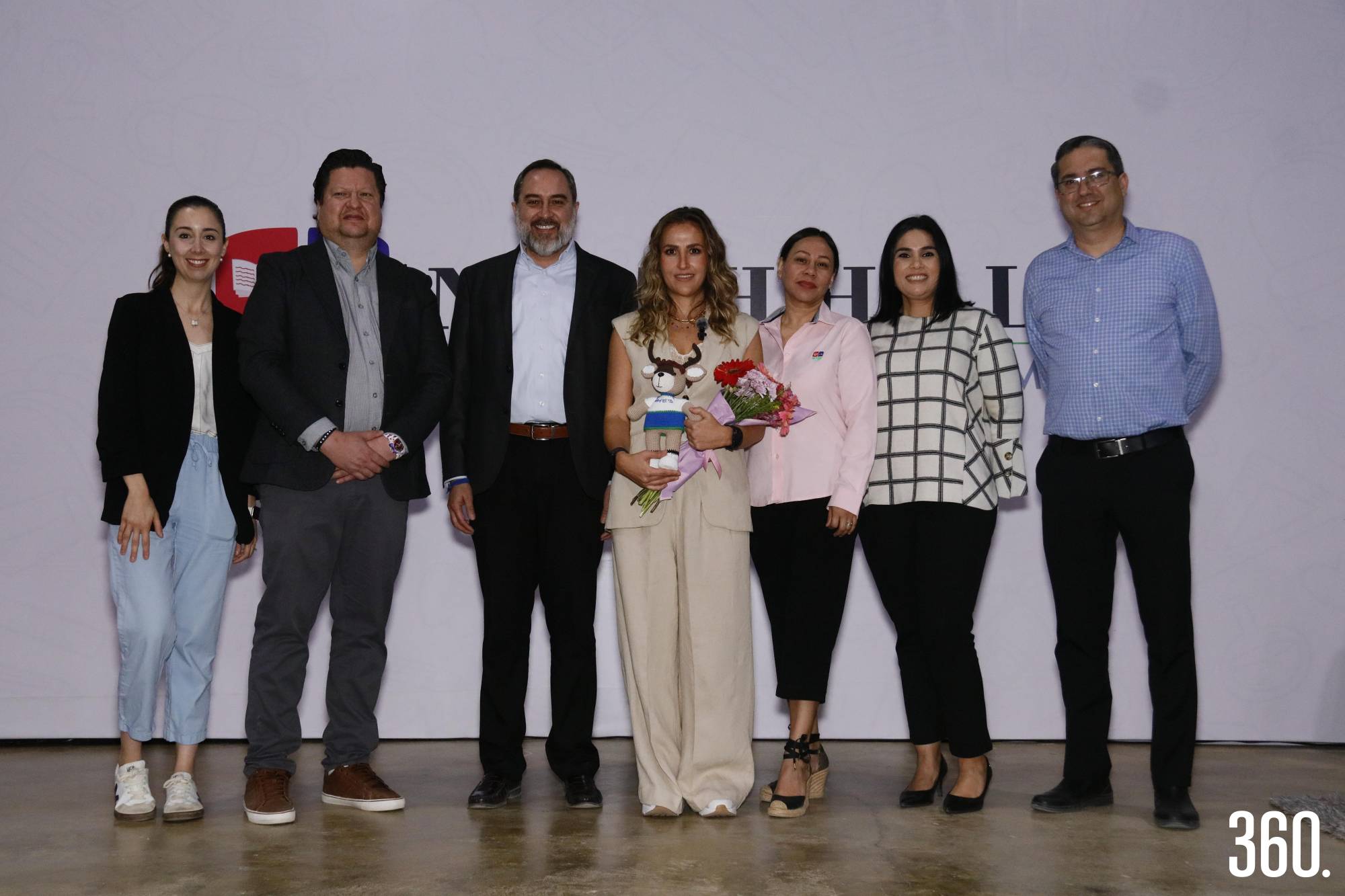 $!Jesús Santos Pérez y Paula Aguilar acompañados por integrantes del departamento de Psicopedagogía y docentes.