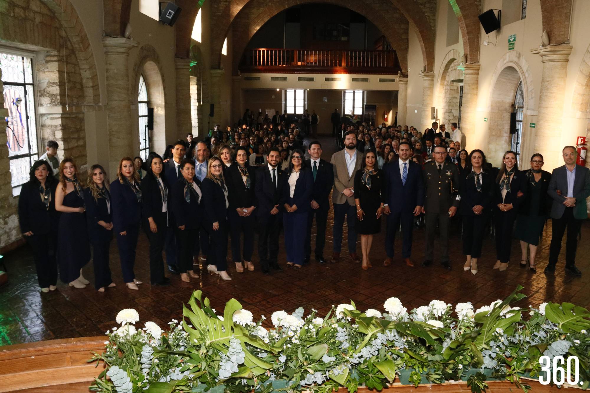 $!Eduardo Aldape Cavazos presidente entrante y Jenny Althair Rivas Padilla presidenta Nacional AMPI acompañados por la directiva y el público asistente.