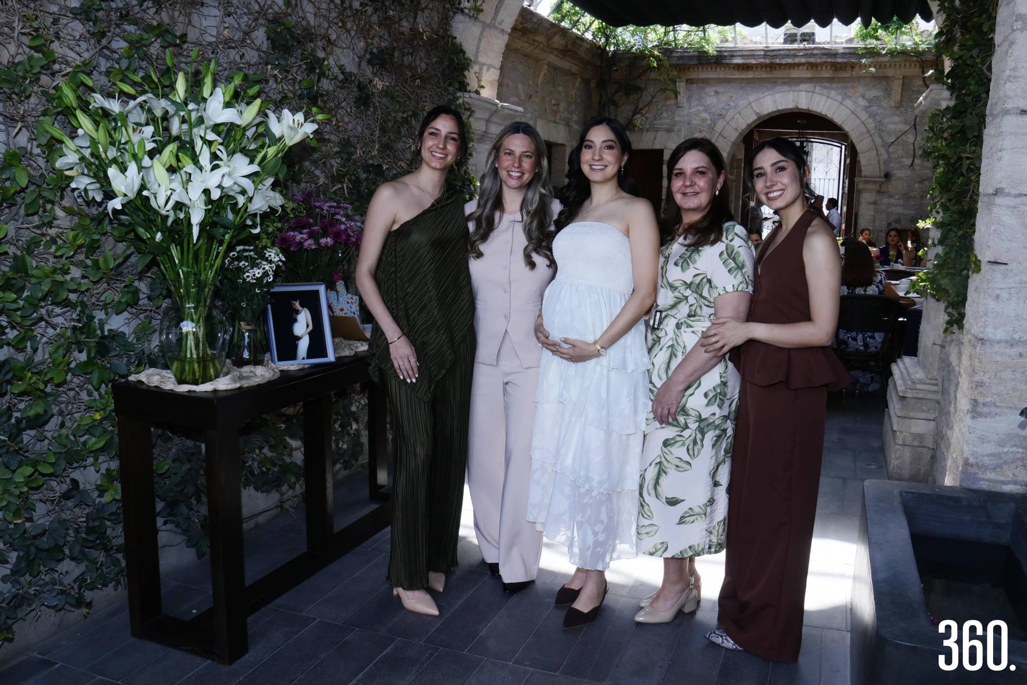 $!Edith Alanís con Samantha Depuy, Erika Alanís, Esperanza Villegas y Elena Alanís organizadoras del festejo.