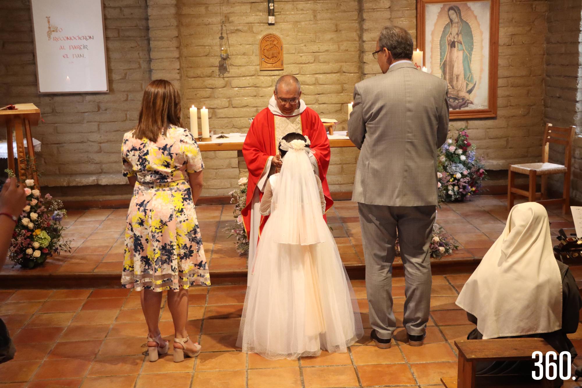 $!Sus papás le acompañaron en este especial momento.
