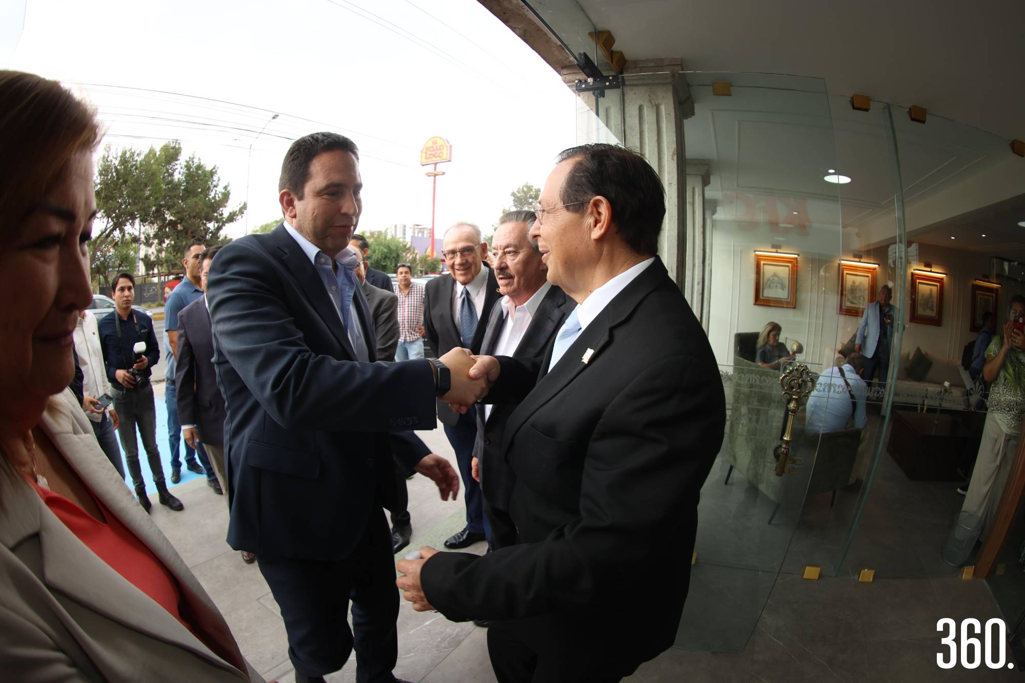 $!Héctor Horacio Dávila recibió al alcalde, Javier Díaz González.