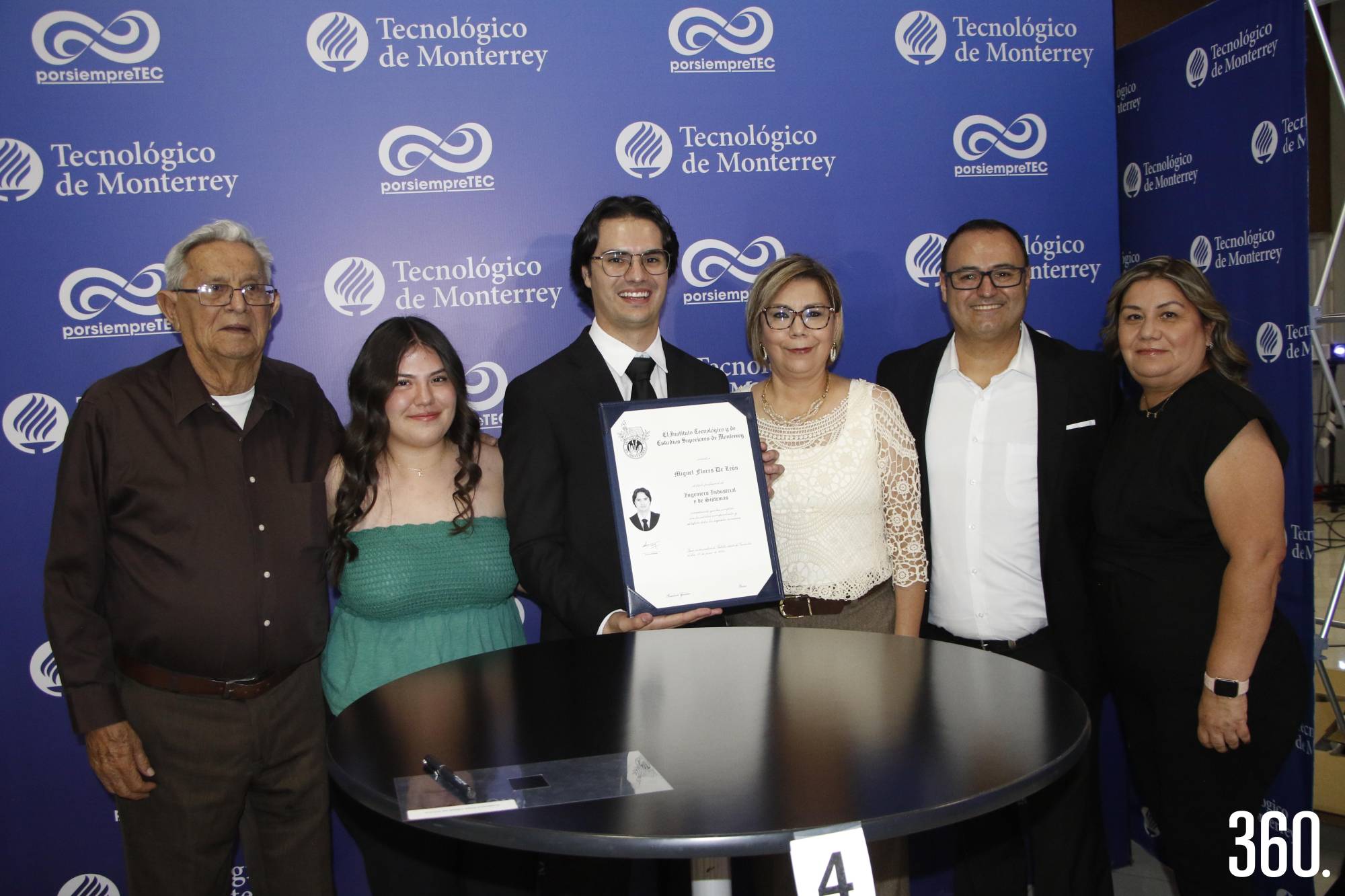 $!Miguel Flores con su familia.