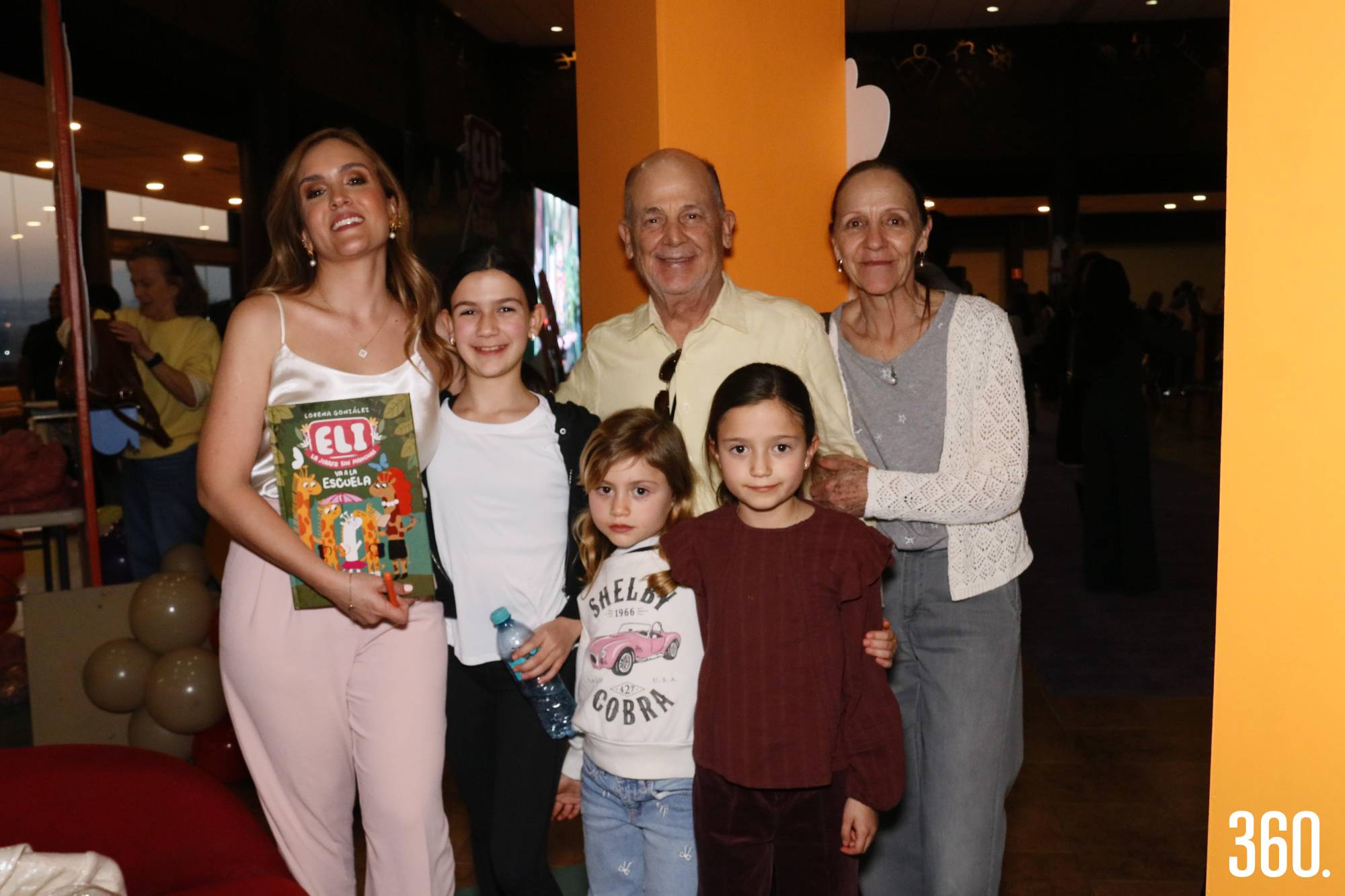 $!La autora del libro Lorena González acompañada por Joaquín Arizpe Sada, Cristina Dávila y sus nietas Emma, Alina y Amaya Arizpe.