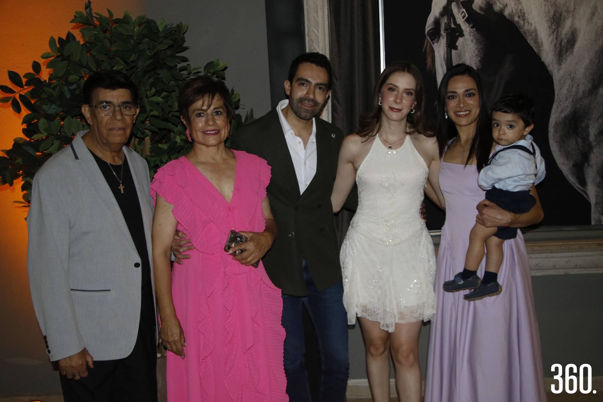 $!Antonio Madrigal, Silvia Cornejo, Antonio Madrigal, Sofía Medrano, Tania Madrigal y Dante Mercado.