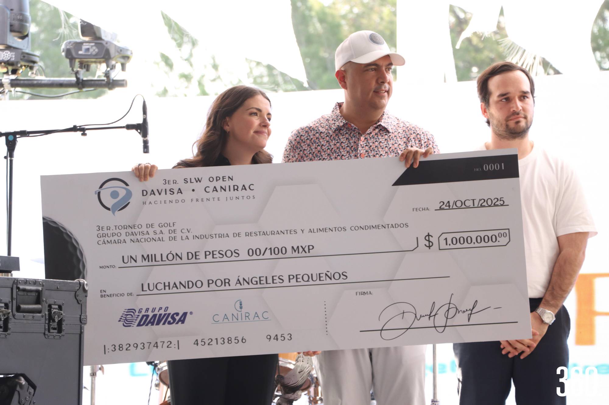 $!Luchando Por Ángeles Pequeños recibe una donación de un millón de pesos.