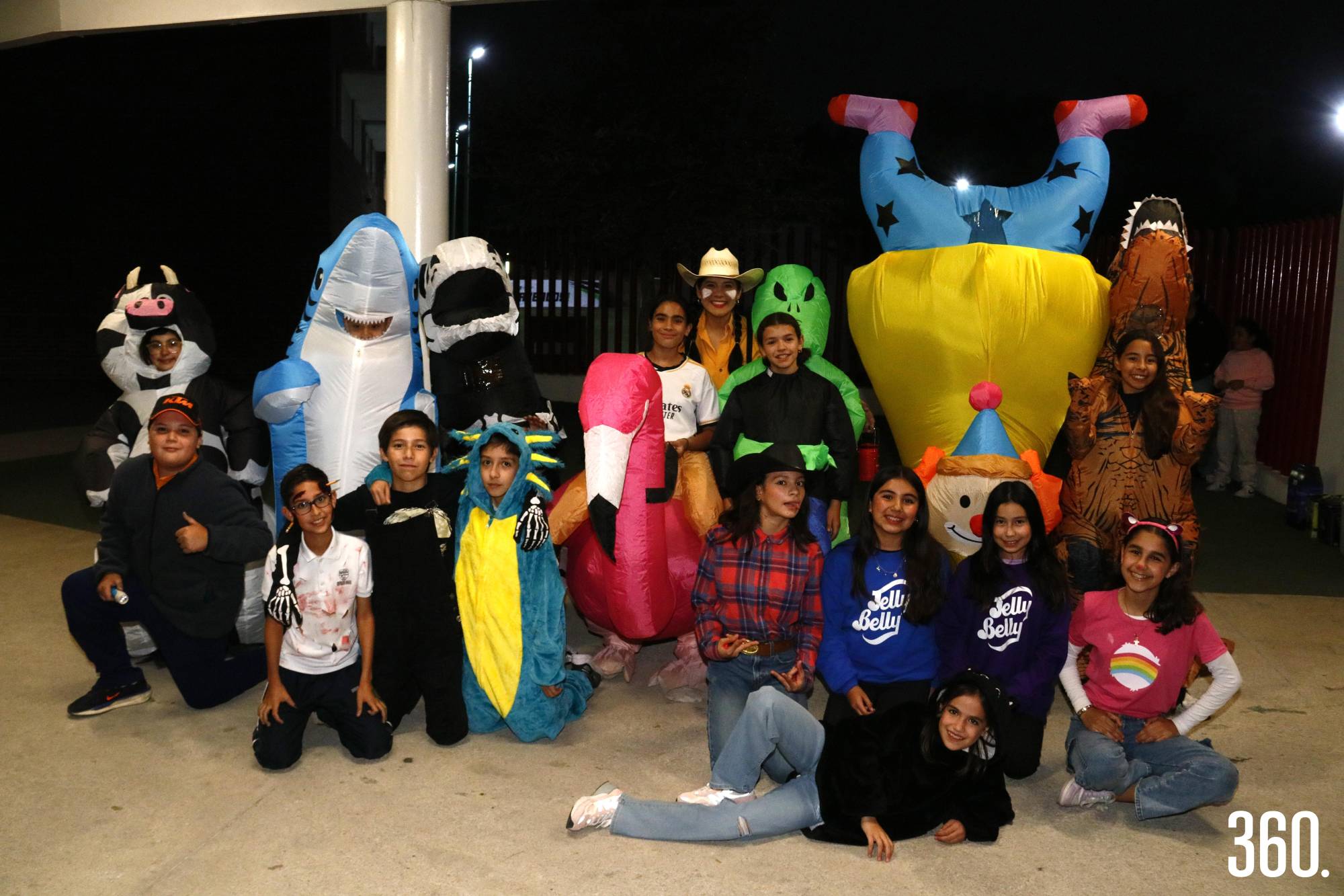 $!Los alumnos del sexto grado sección B con su maestra Karla Rodríguez.