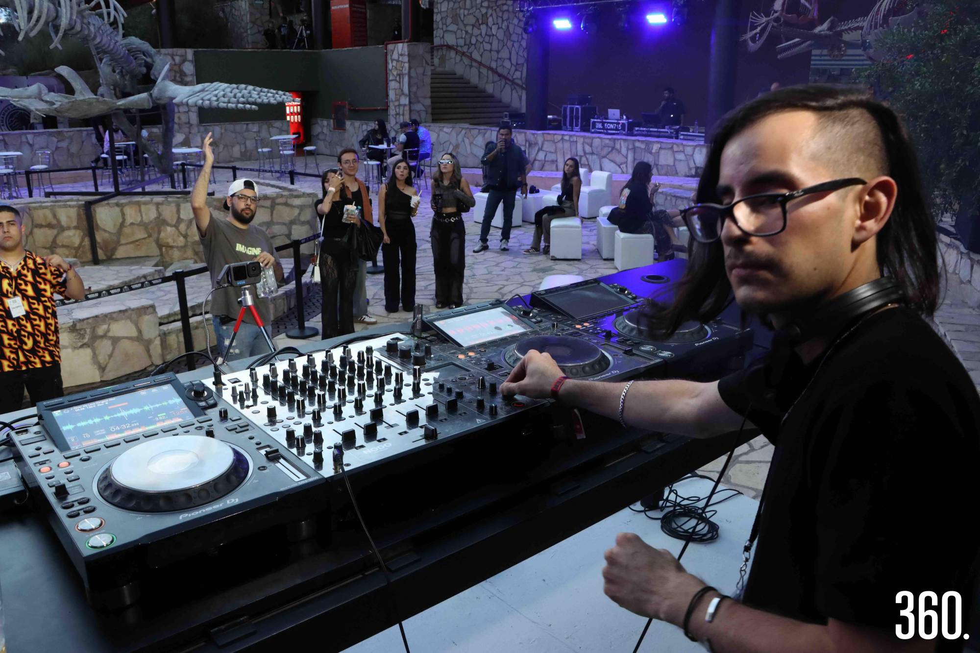 $!DJ Jezreel en el Patio de Secas durante el MUDE After Dark.