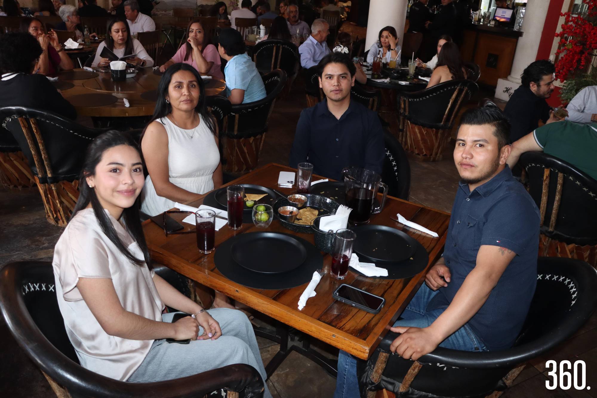 $!Ruth Barboza, Brenda Luna, Joan y Job Barboza.