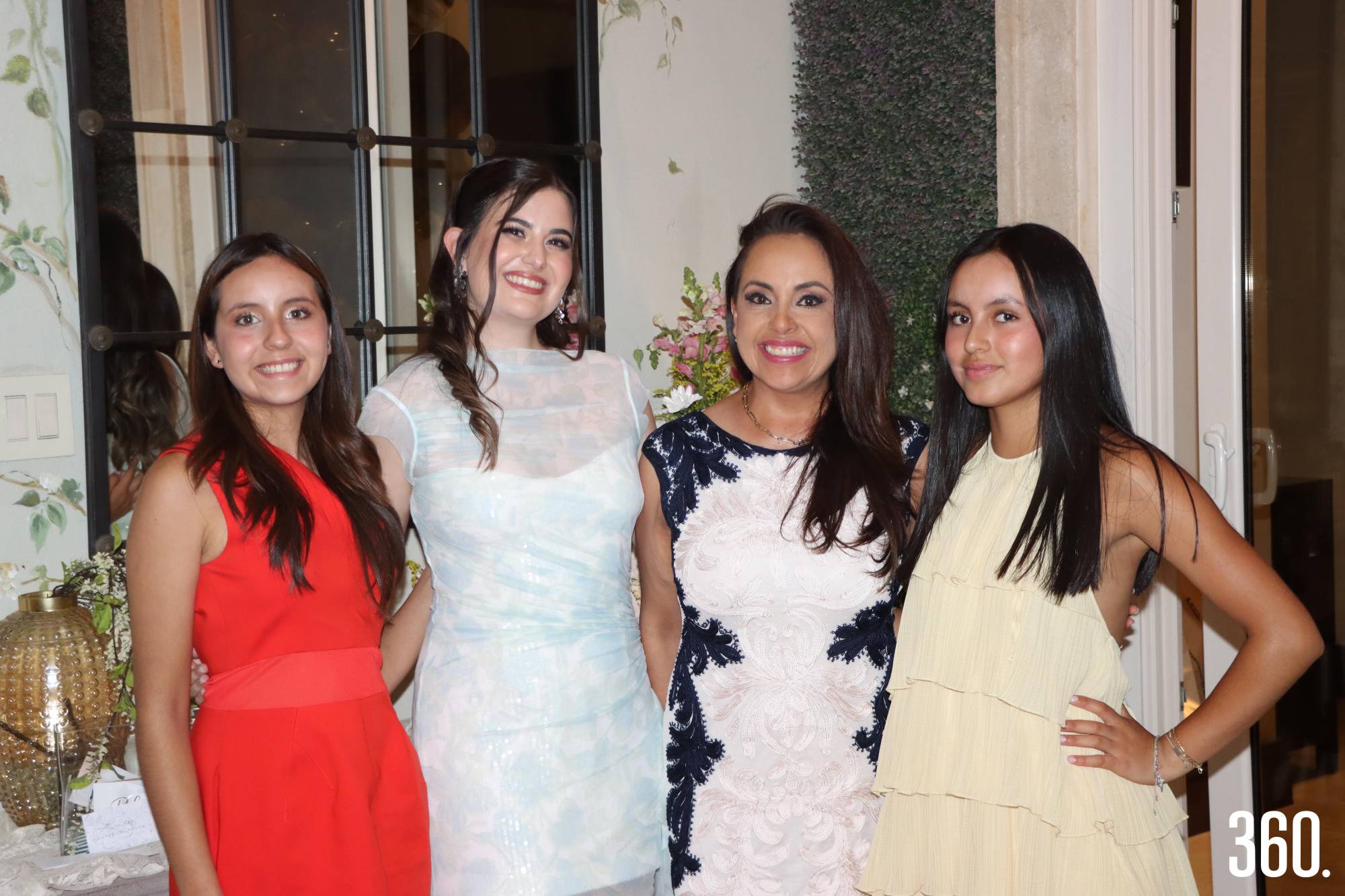 $!Ale con sus cuñadas, Fernanda y Valentina Díaz, y su suegra, Liz Díaz.