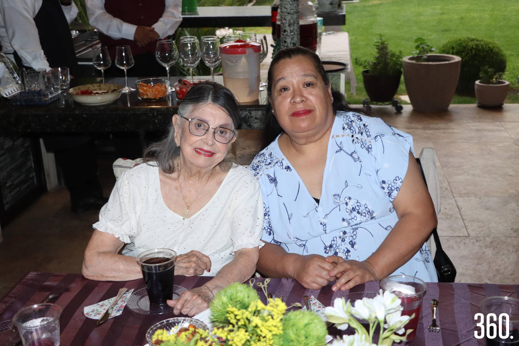 $!María del Consuelo y Cristina Guzmán.