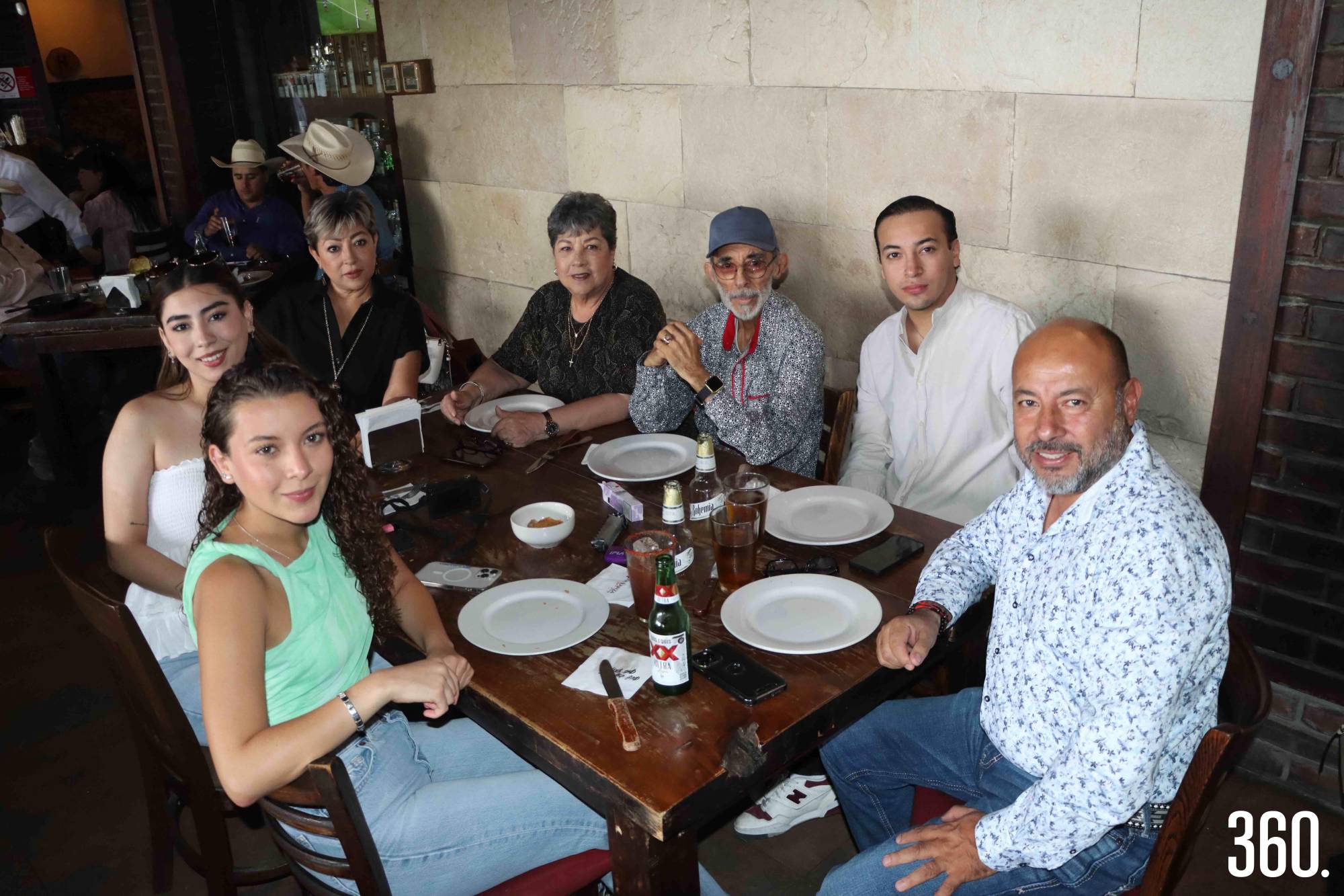 $!Mariana, Frida y Ninfa Sánchez, Marta Romero, Marco Antonio, Edgar y Ulises Sánchez.