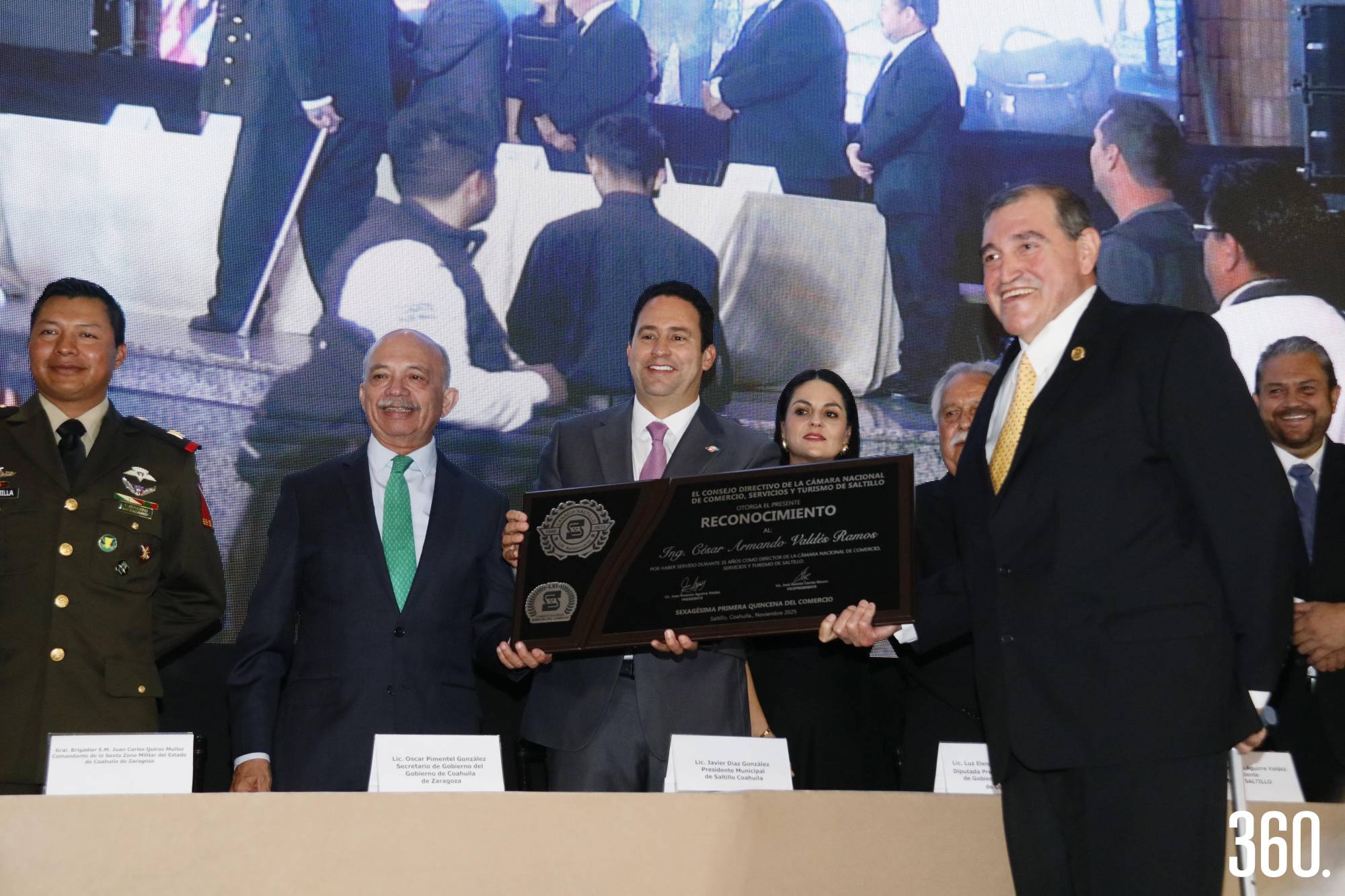 $!Javier Díaz, alcalde de Saltillo, entregó a César Armando Valdés Ramos el reconocimiento por 31 años como presidente de la Canaco Saltillo.