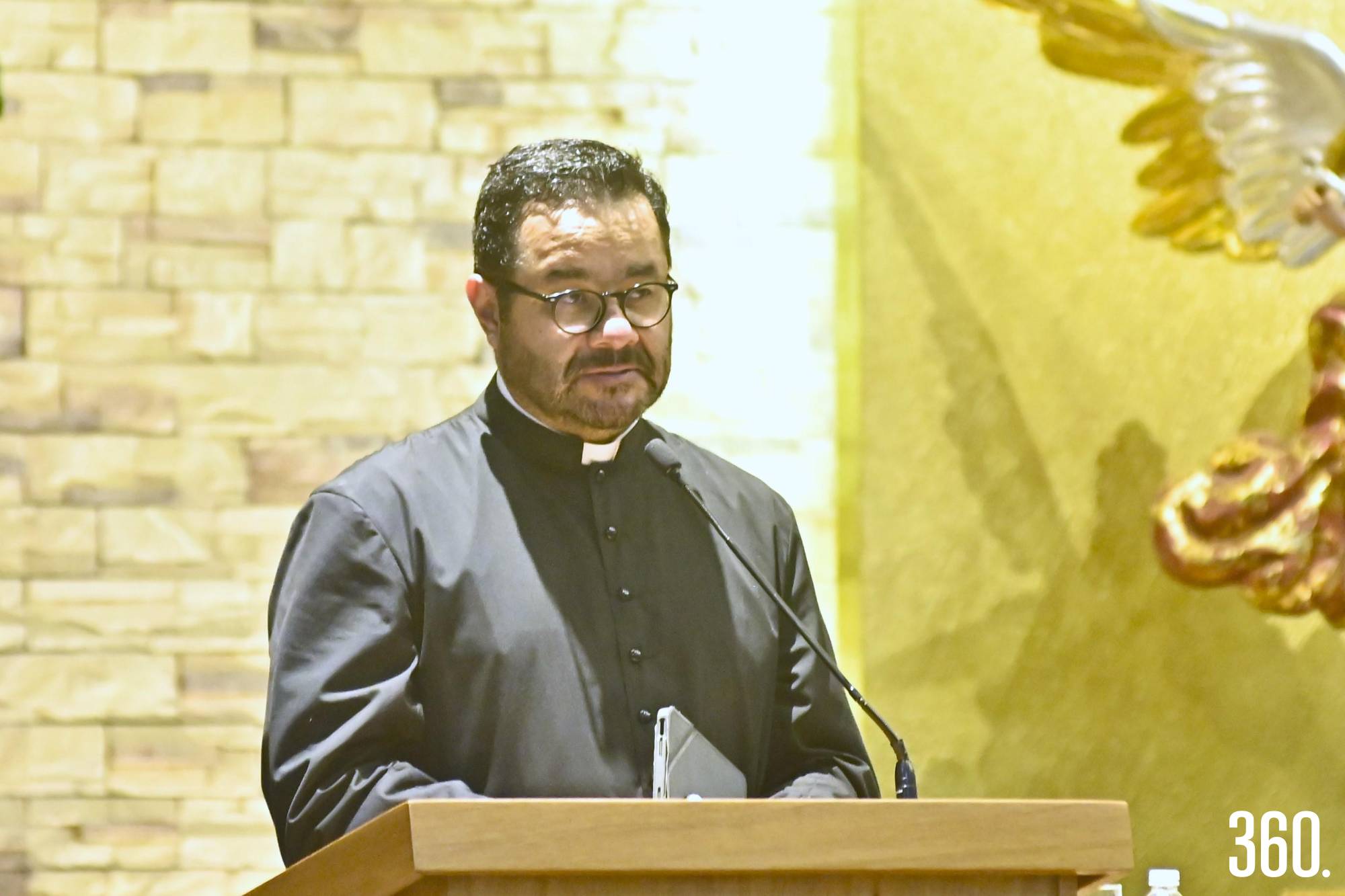 $!El padre Mario Cruz dio la bienvenida a los matrimonios y presentó a la conferencista.