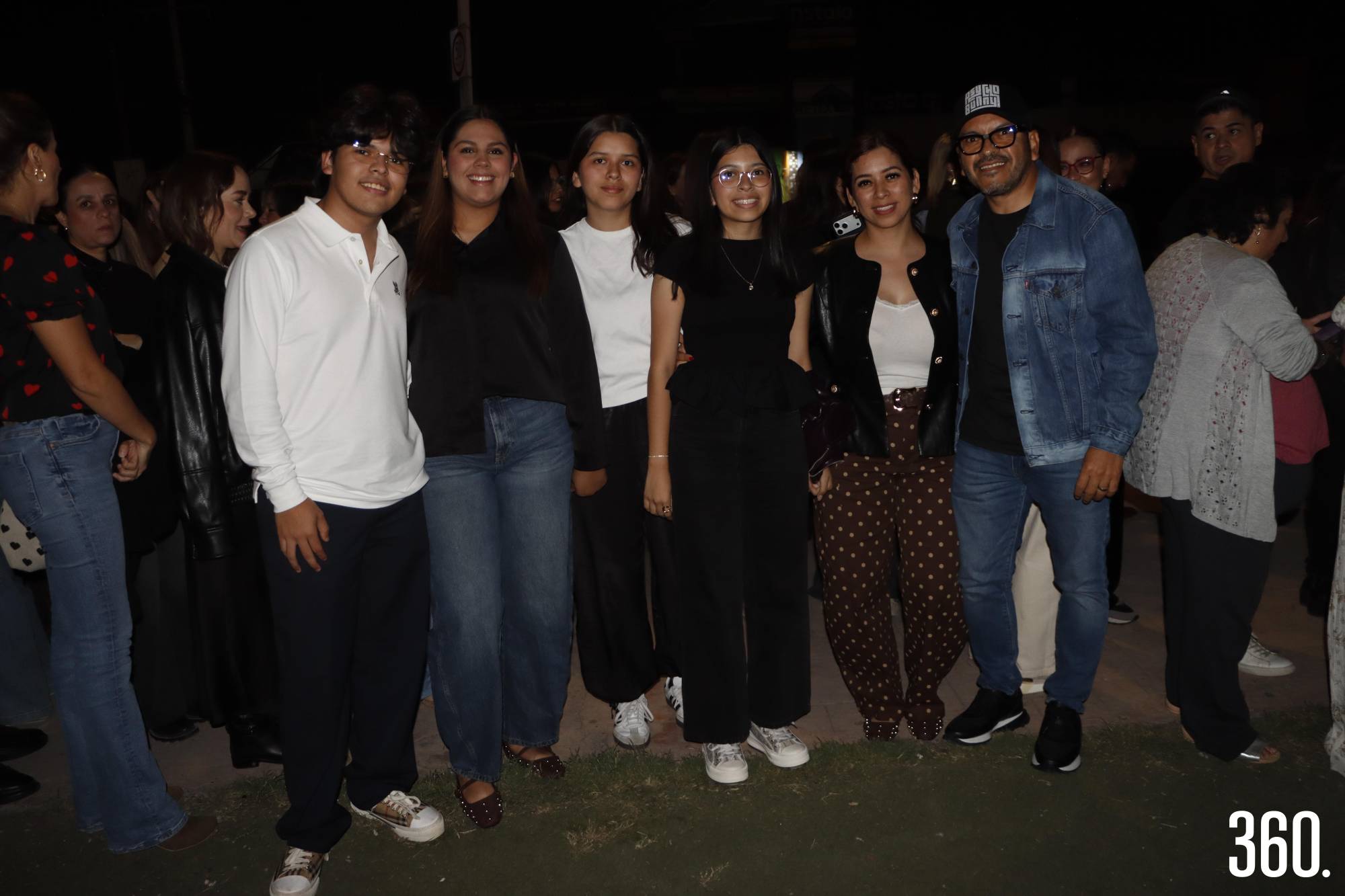 $!Gabriel Torres, Abril Elizondo, Vanessa y Natalia Torres, Martha Flores y Nati Torres.