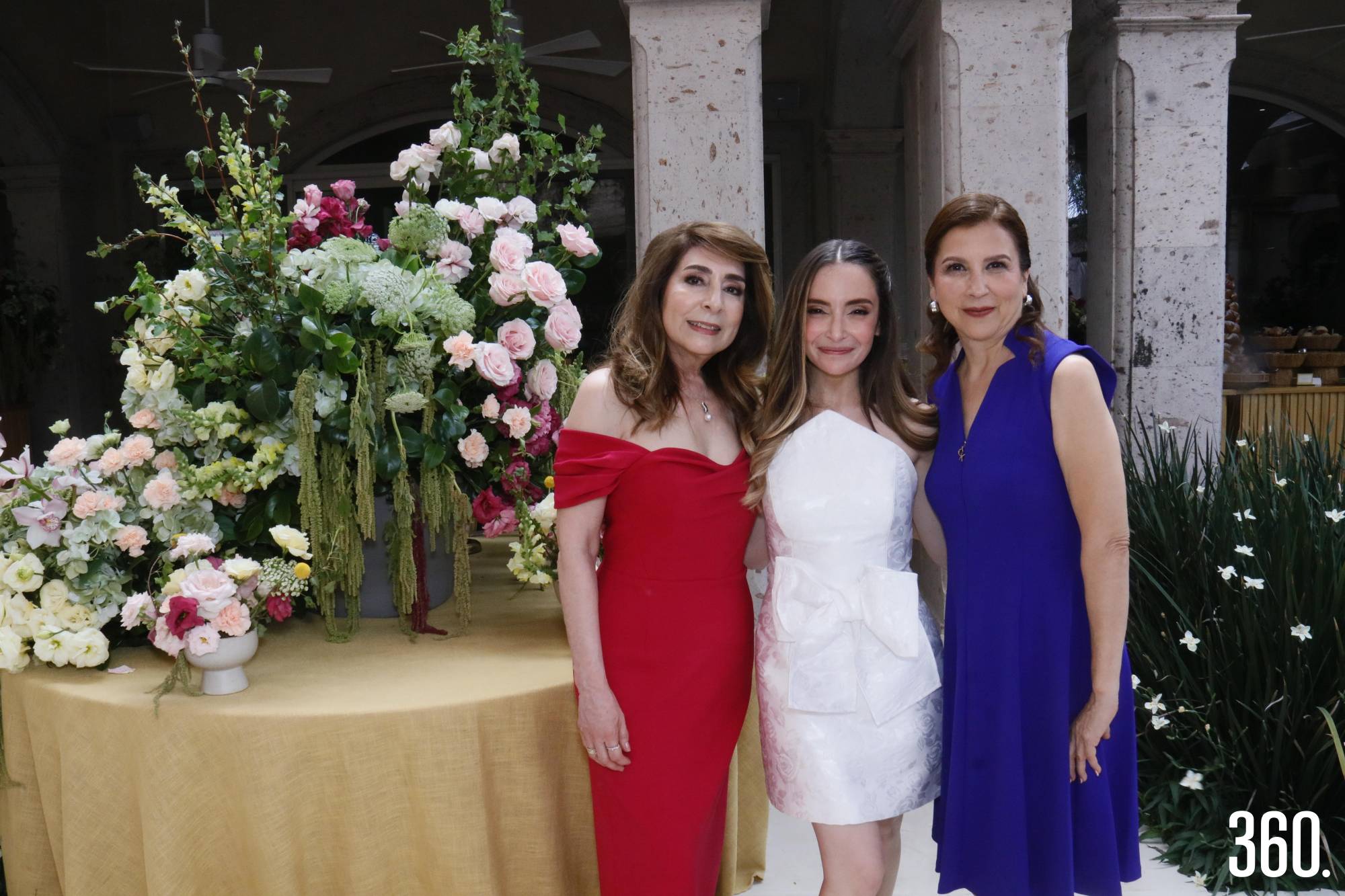 $!Marcela con su mamá María Elena Saldívar y su suegra, Maritza Rentería.