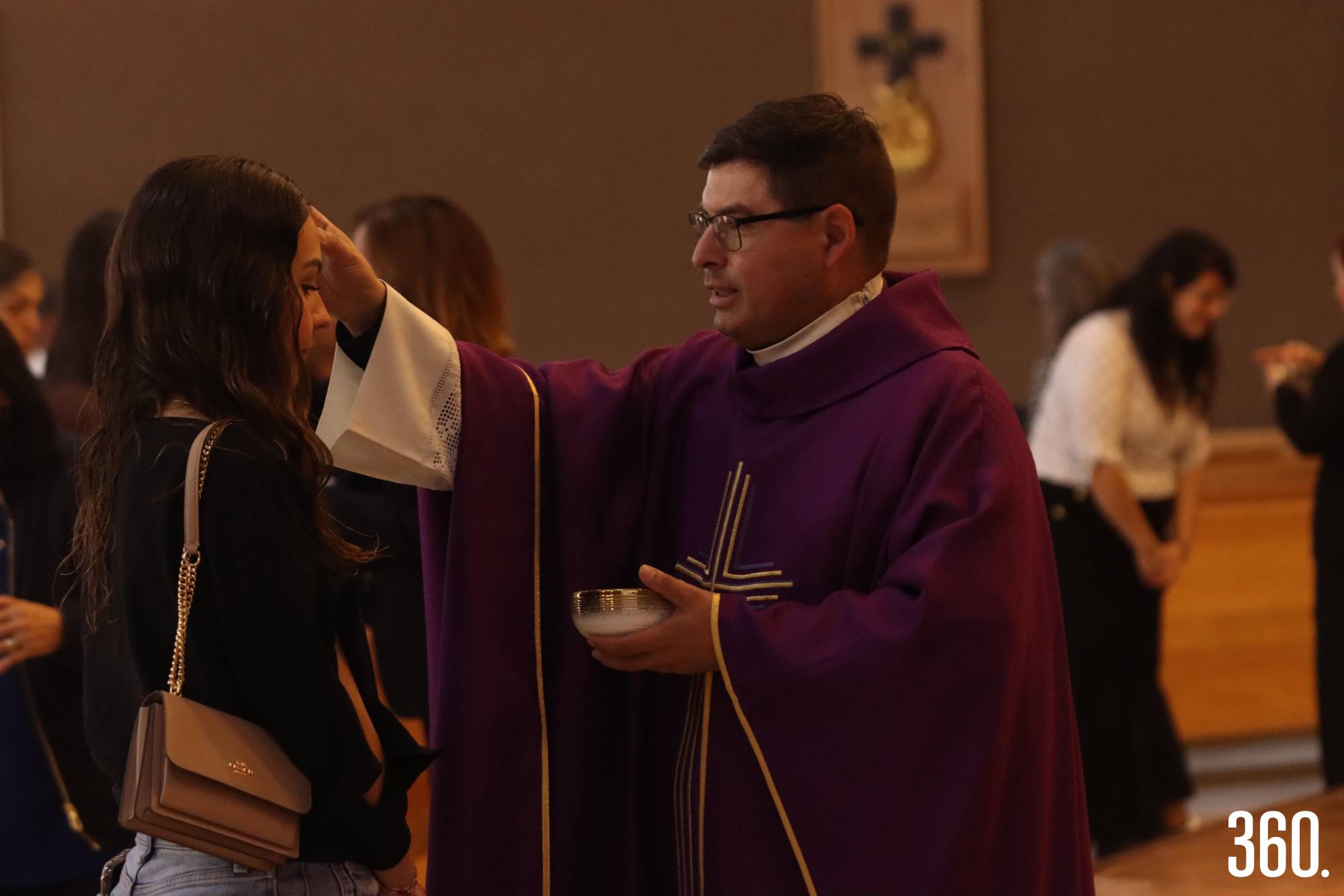 $!El sacerdote impuso la ceniza a los fieles, marcando el inicio del tiempo de Cuaresma.