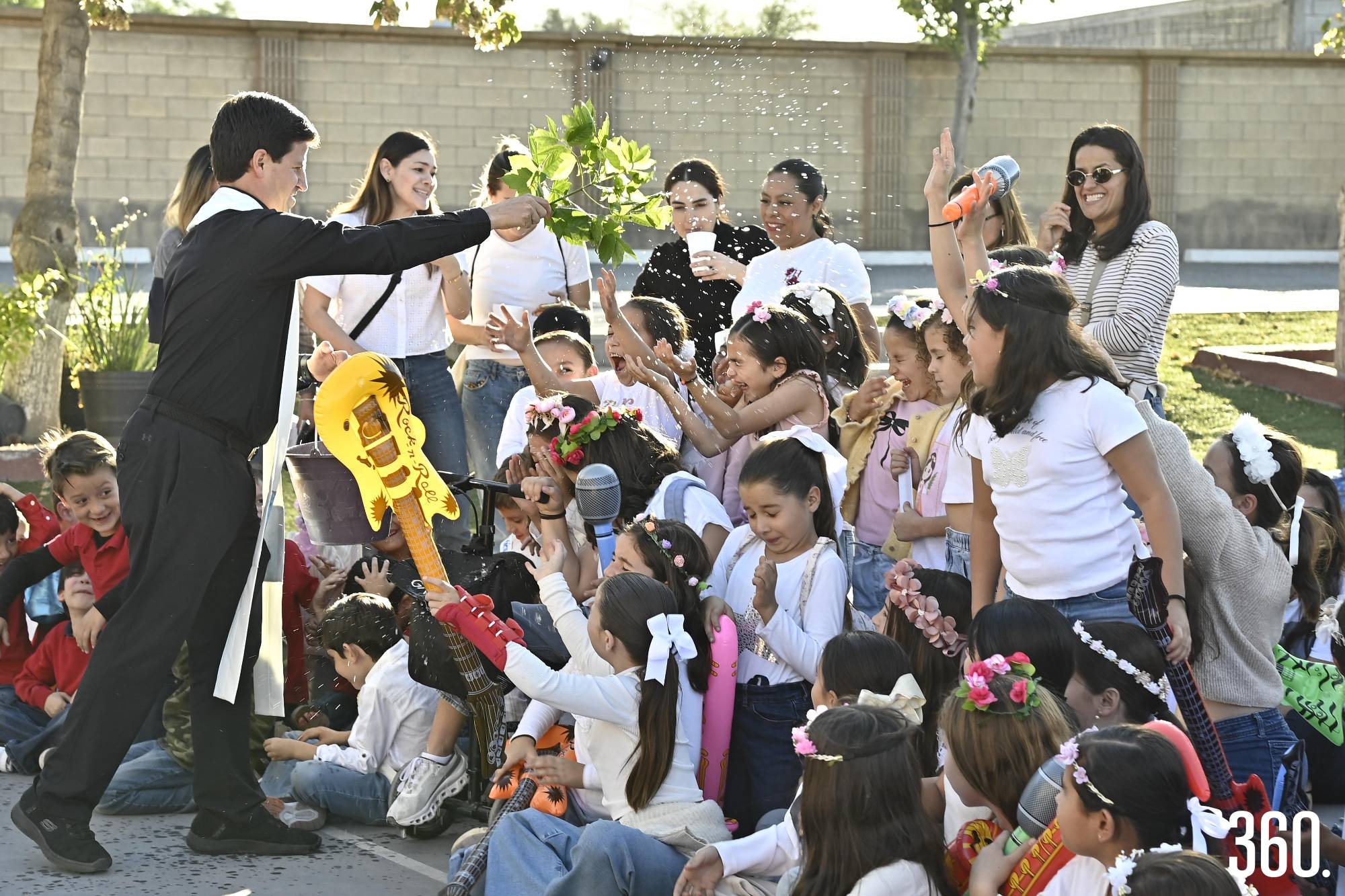 $!P. Michel Errecart bendiciendo a todos los niños.