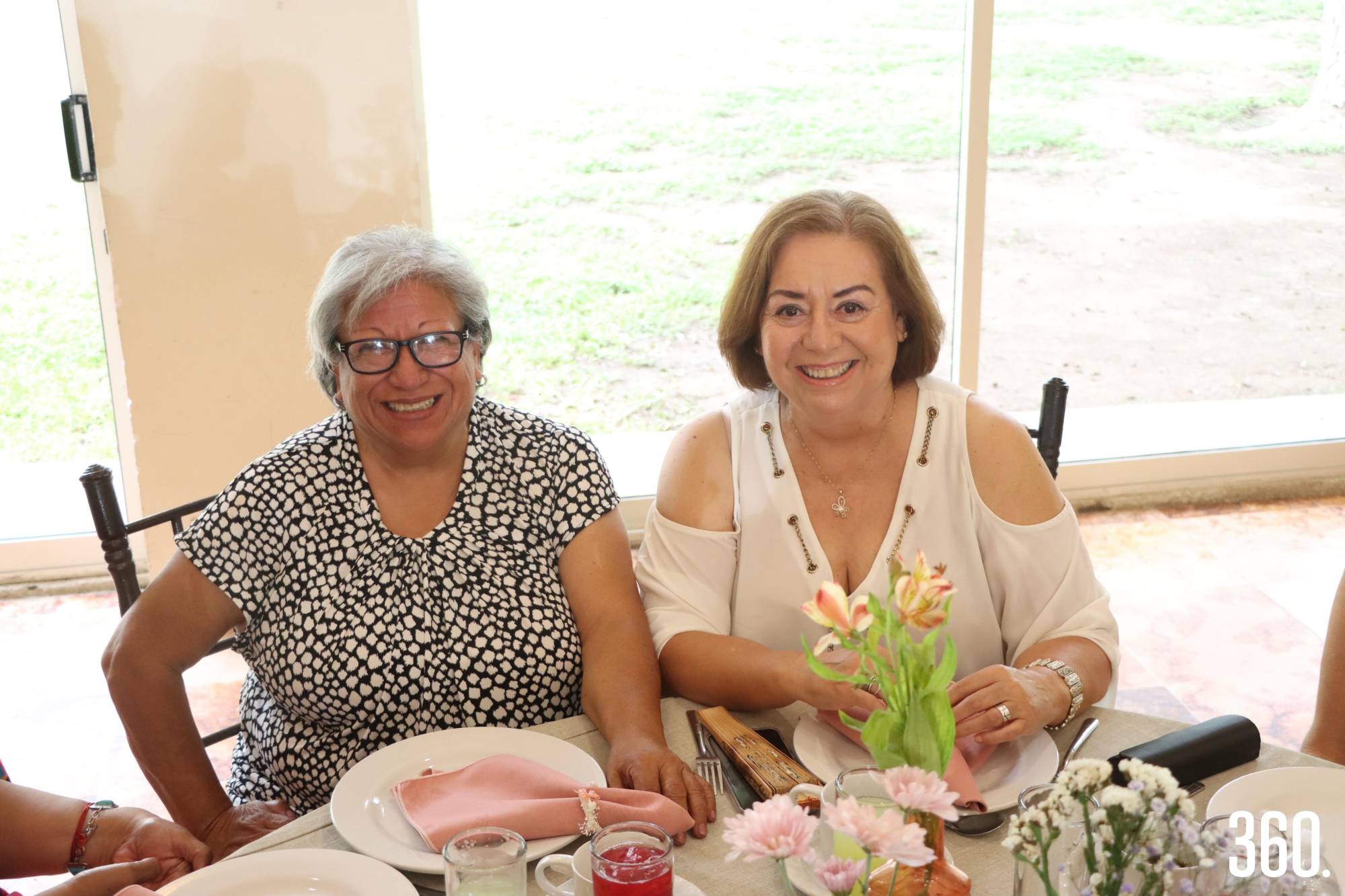 $!Evangelina de Escobedo y Carmen Guerra.