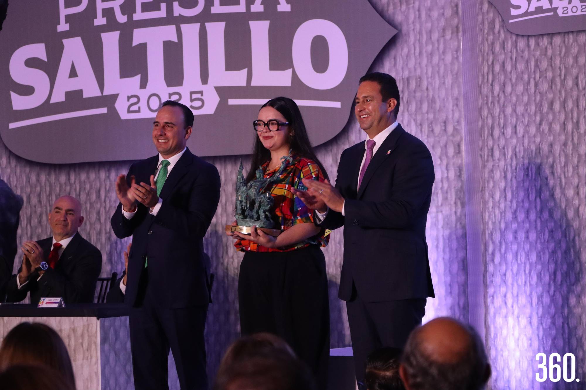 $!Juliana Sánchez Pugliese recibió la Presea Saltillo en nombre de su abuela, Mercedes Murguía.