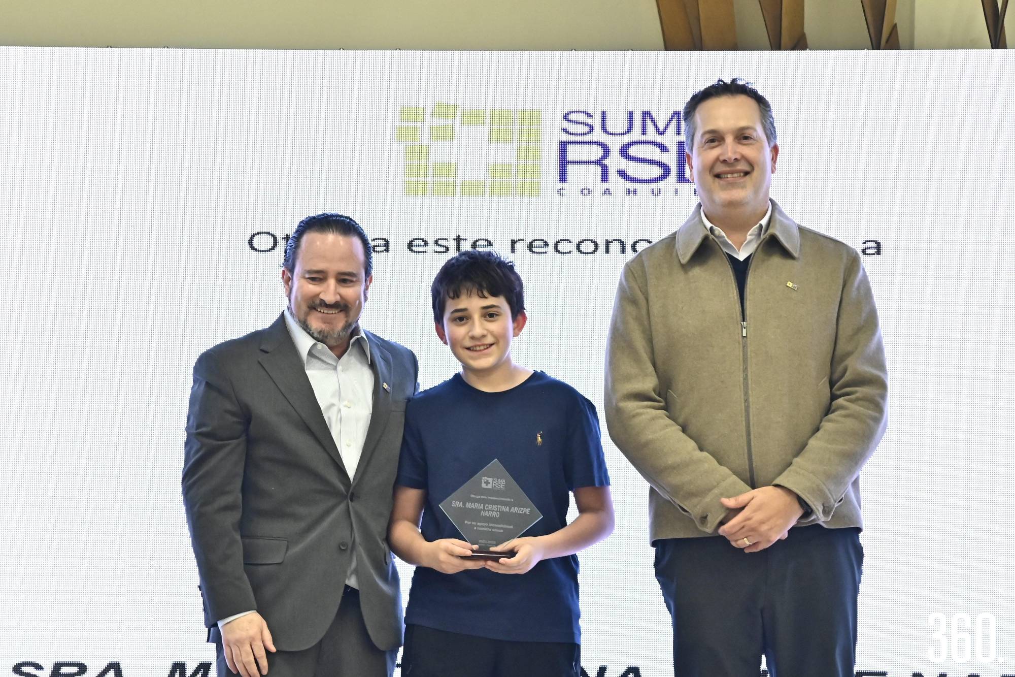 $!Reconocimiento a Alejandro Arizpe en representación de María Cristina Arizpe Narro.