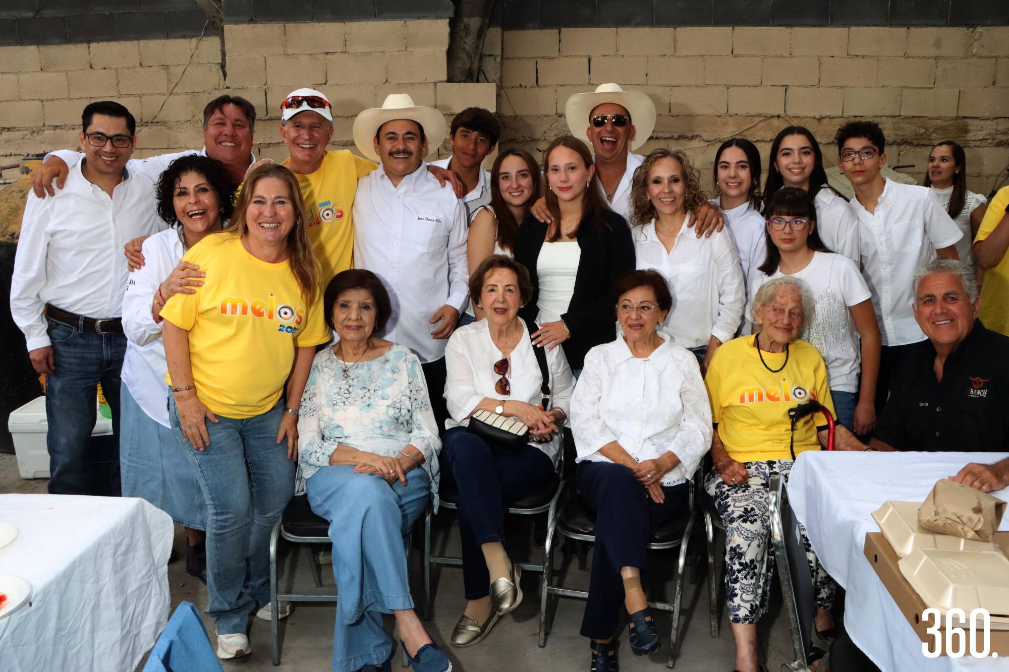 $!Micaela Hernández de Melo, Lupita Valdés de Melo, Ana María Pérez de Melo y Marianita Melo acompañadas por familiares Melo.