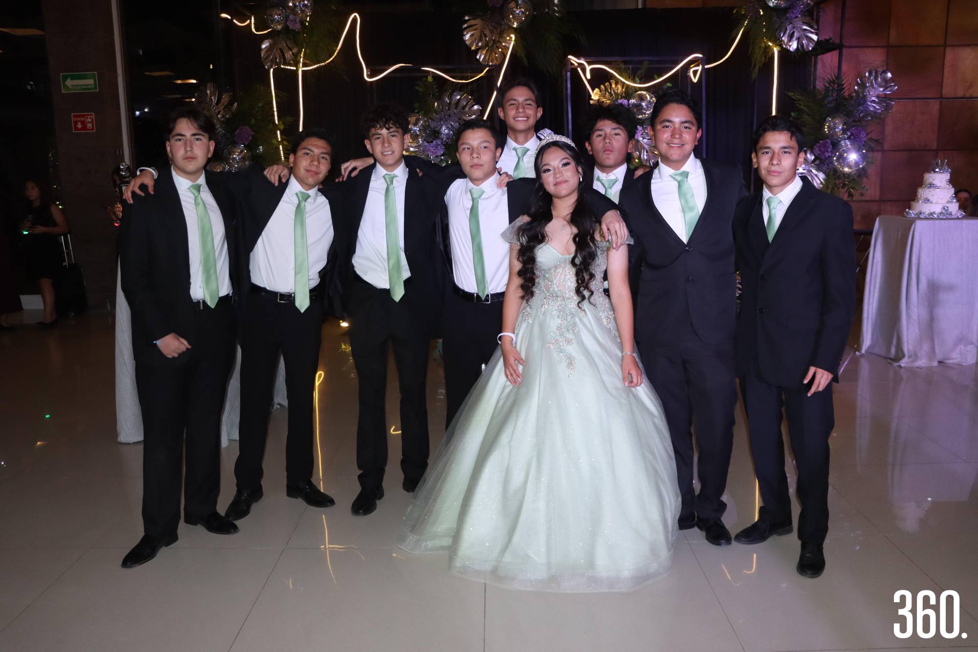 $!Miranda con sus chambelanes.