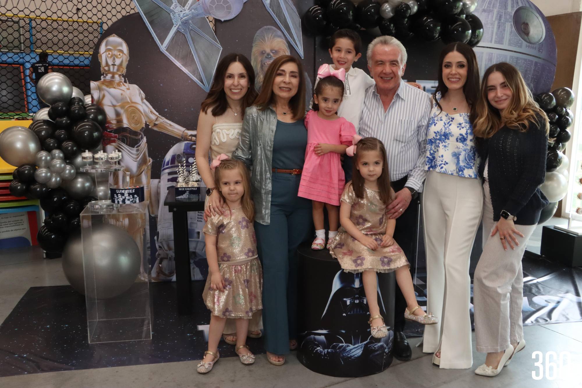 $!María Elena Saldívar y Carlos Arizpe con sus hijas y nietos.