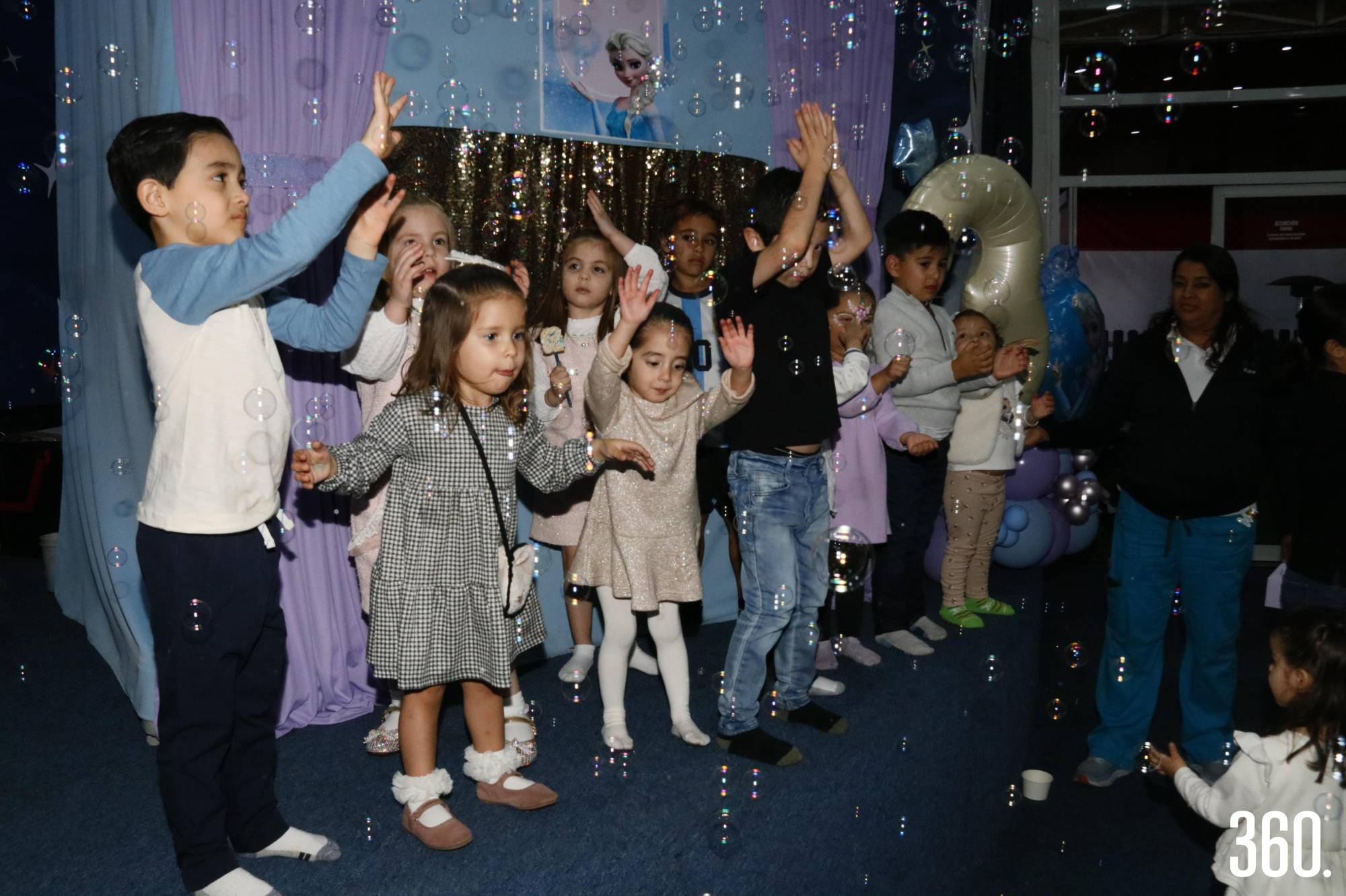 $!María José disfrutó jugando con las marionetas y sus amigas.