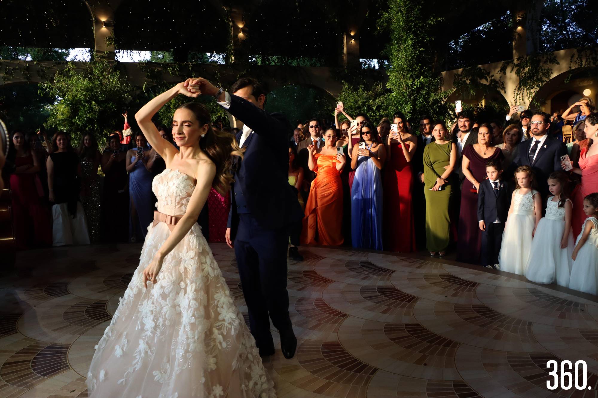 $!Los recién casados en su primer baile como esposos.